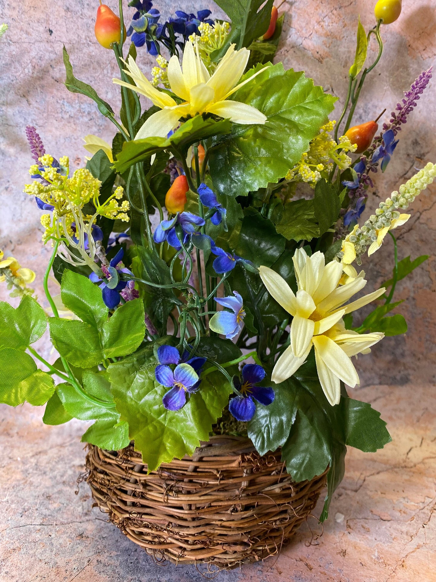 Fleurs artificielles exquises fabriquées à la main dans un panier en osier - 40 cm de haut - Décoration d'intérieur pour présentoir de fleurs et de plantes