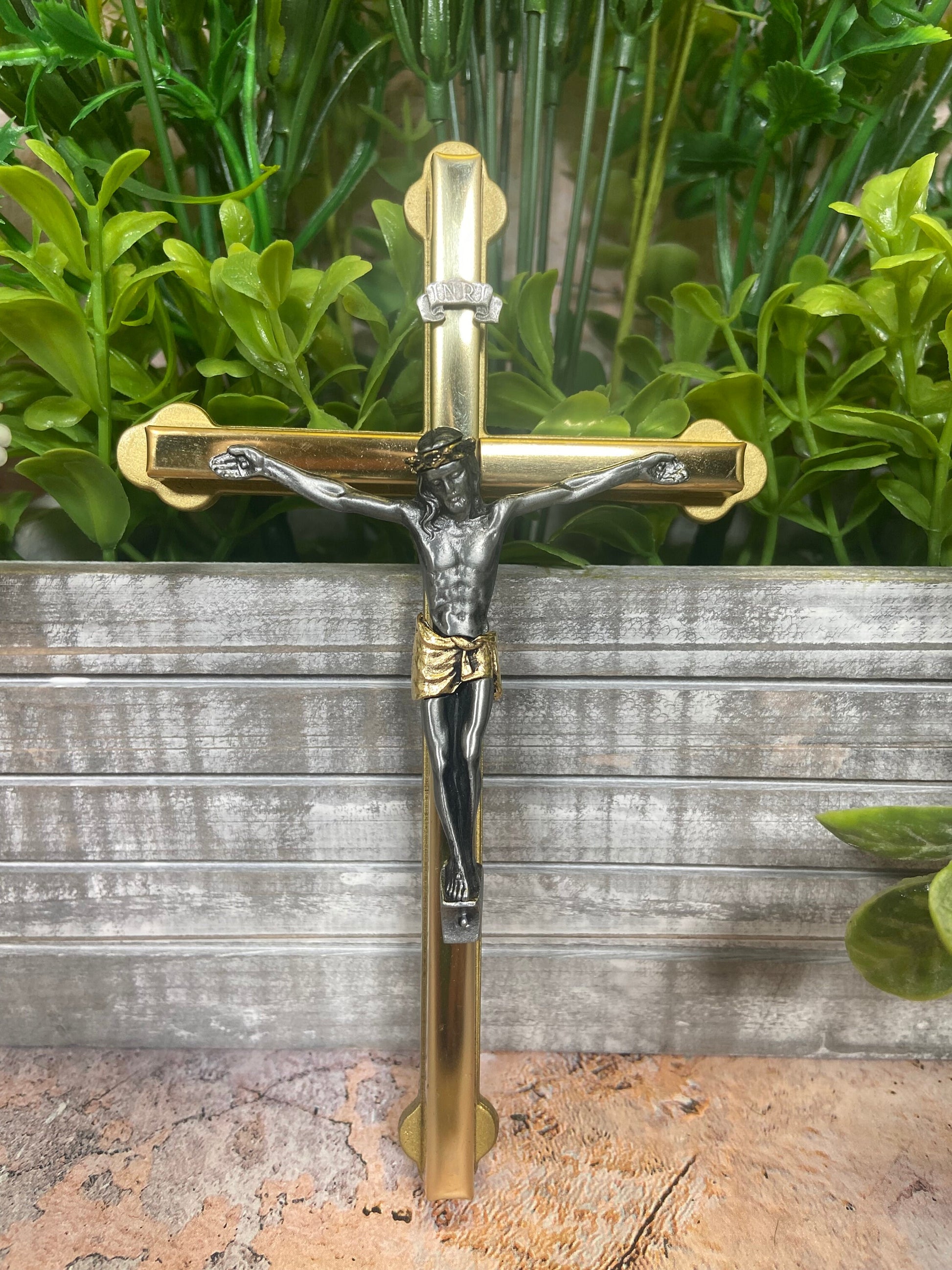 Metal Wall Cross Elegant Christian Decor Spiritual Crucifix Wall Art Unique Religious Home Accent with Gold and Silver Effect and 15 cm high-Osiris Craftworks