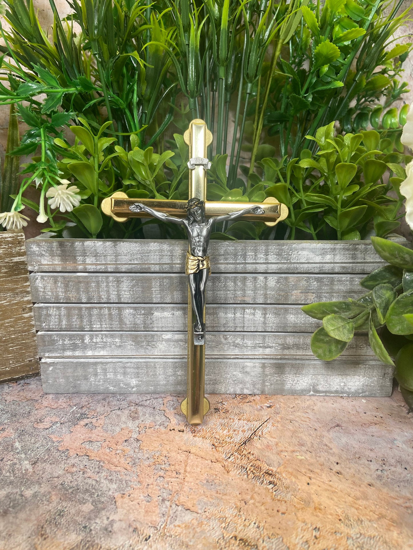 Metal Wall Cross Elegant Christian Decor Spiritual Crucifix Wall Art Unique Religious Home Accent with Gold and Silver Effect and 15 cm high-Osiris Craftworks