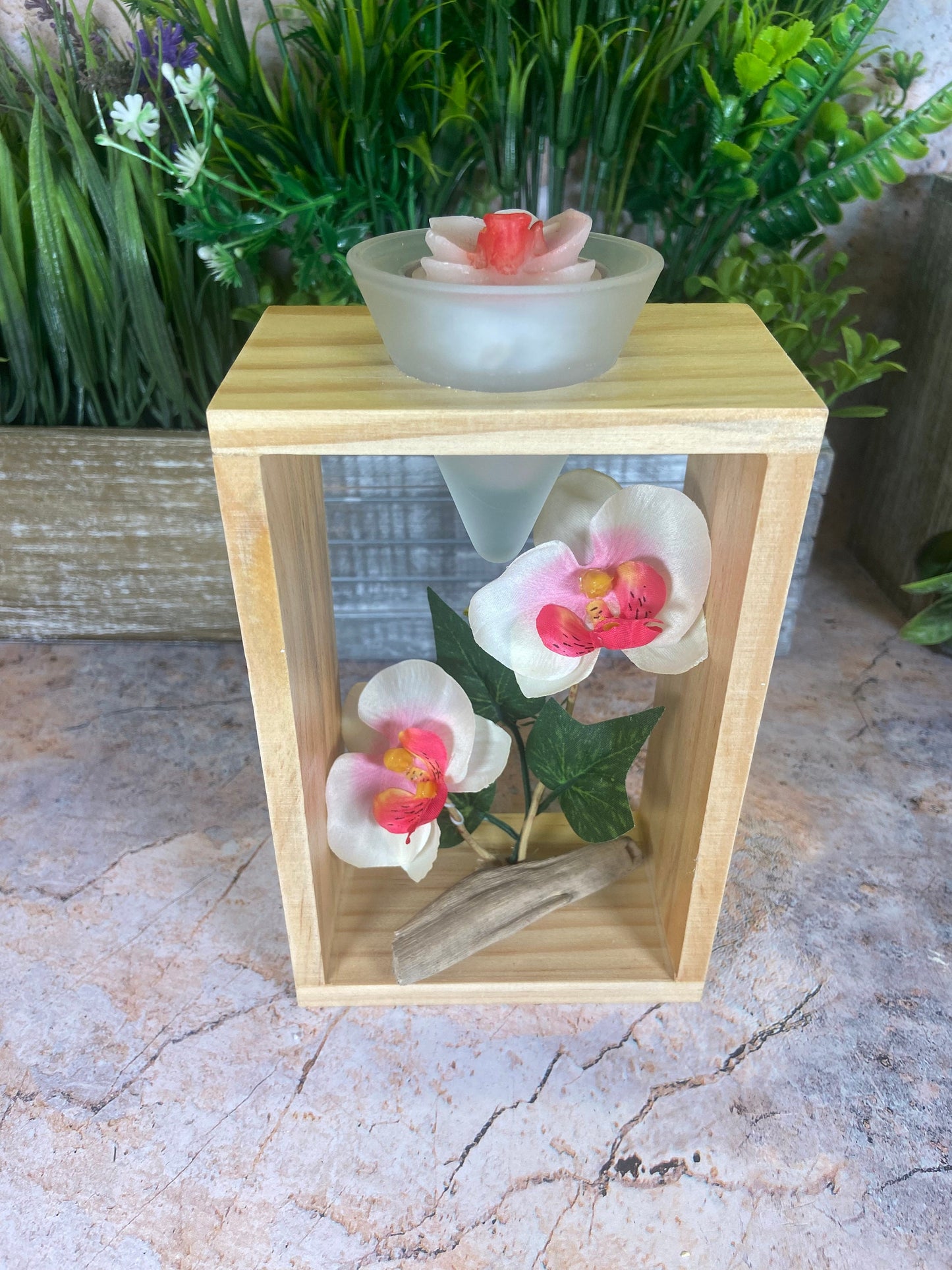 Elegantes Orchideen-Kunstblumenarrangement mit Kerzenhalter aus Holz – 19 cm hoch – Weiß