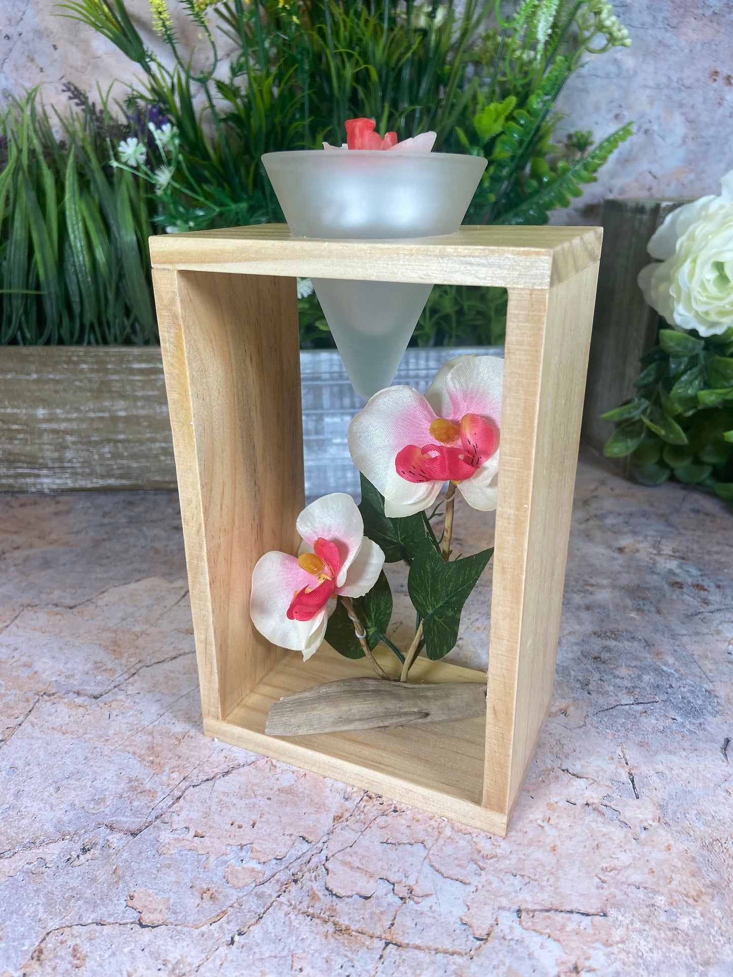 Elegantes Orchideen-Kunstblumenarrangement mit Kerzenhalter aus Holz – 19 cm hoch – Weiß