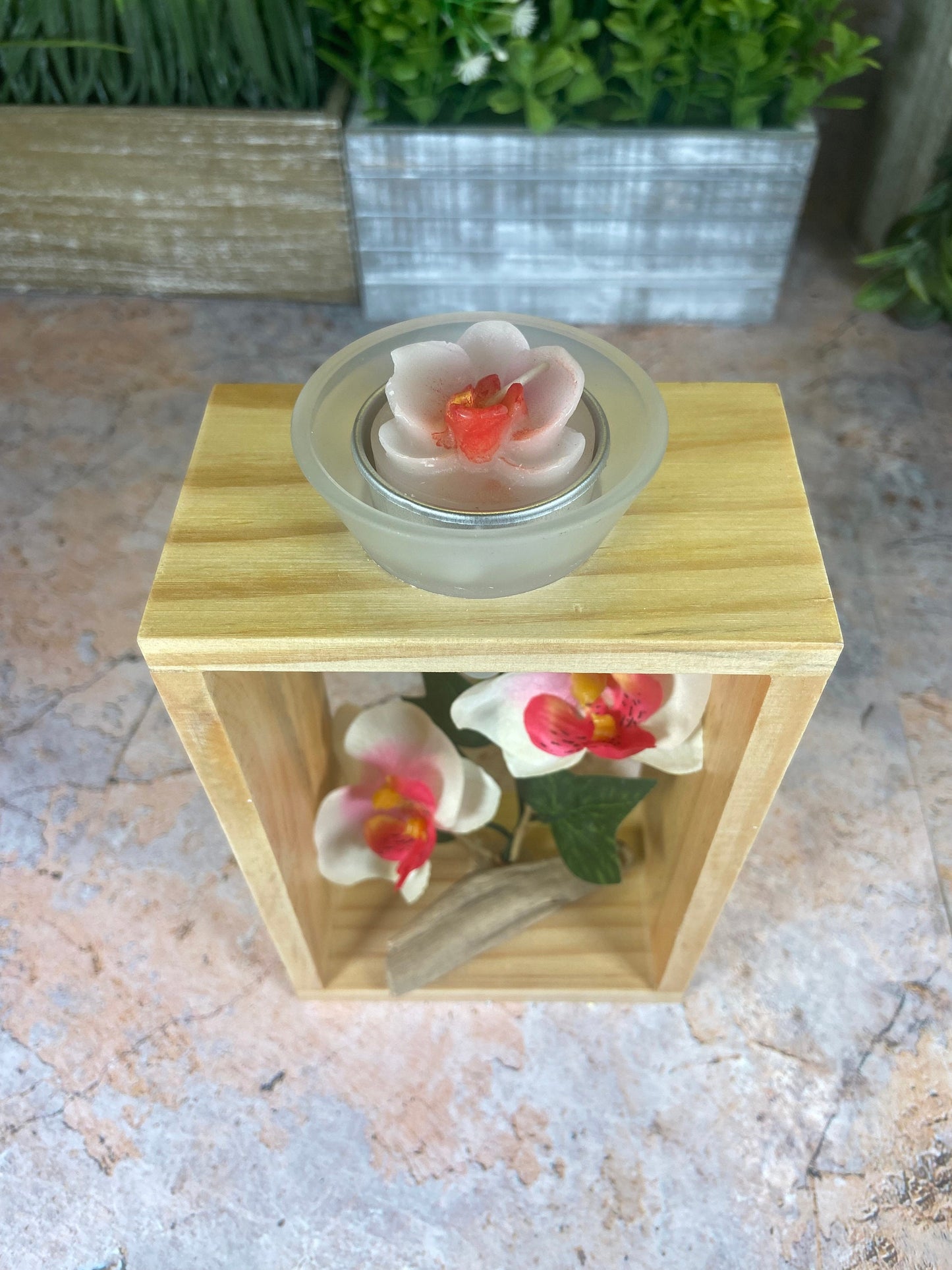 Elegantes Orchideen-Kunstblumenarrangement mit Kerzenhalter aus Holz – 19 cm hoch – Weiß