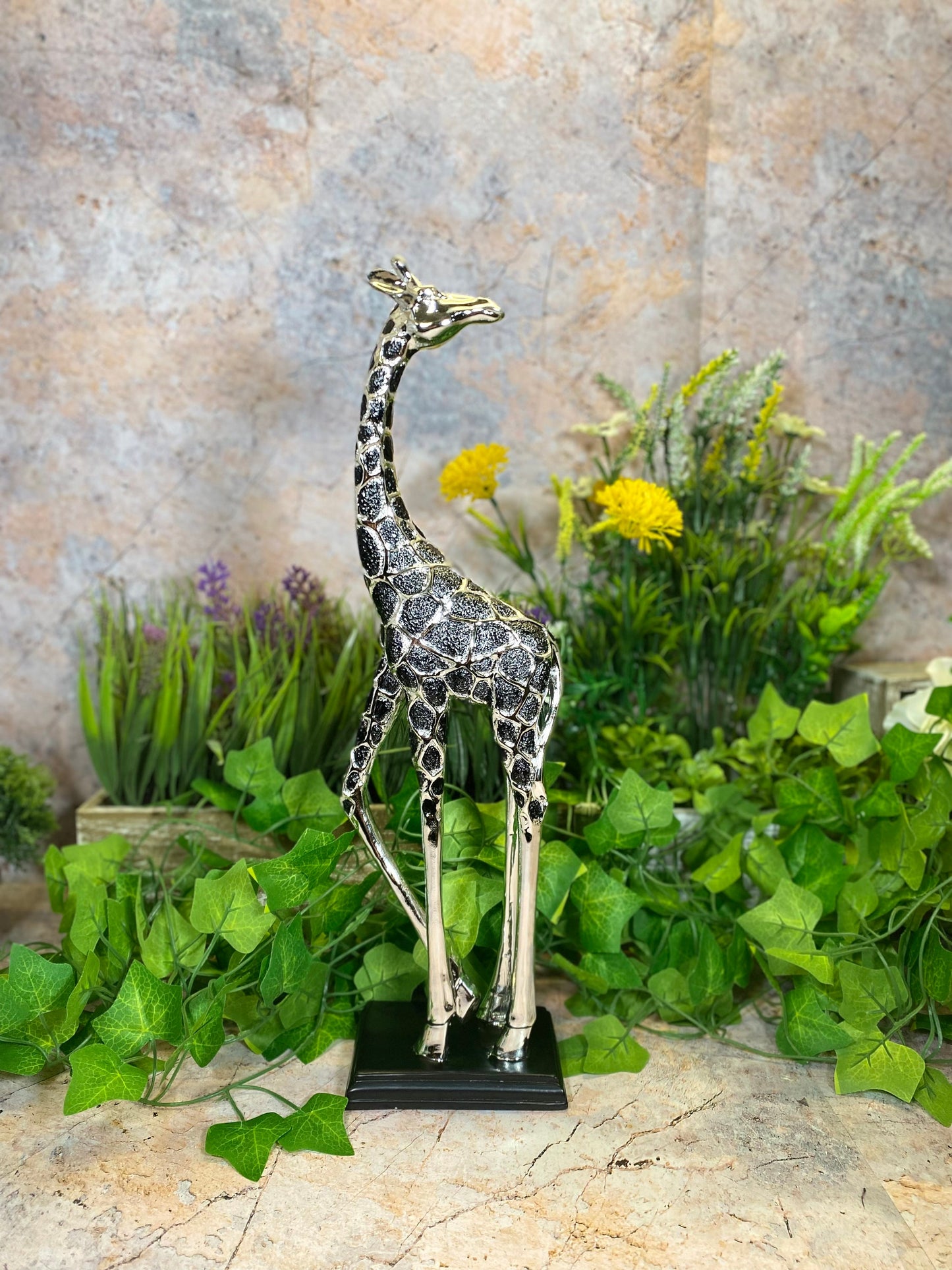 Superbe sculpture en résine de girafe argentée - Figurine de décoration d'intérieur élégante - Œuvre d'art moderne - 38 cm de haut