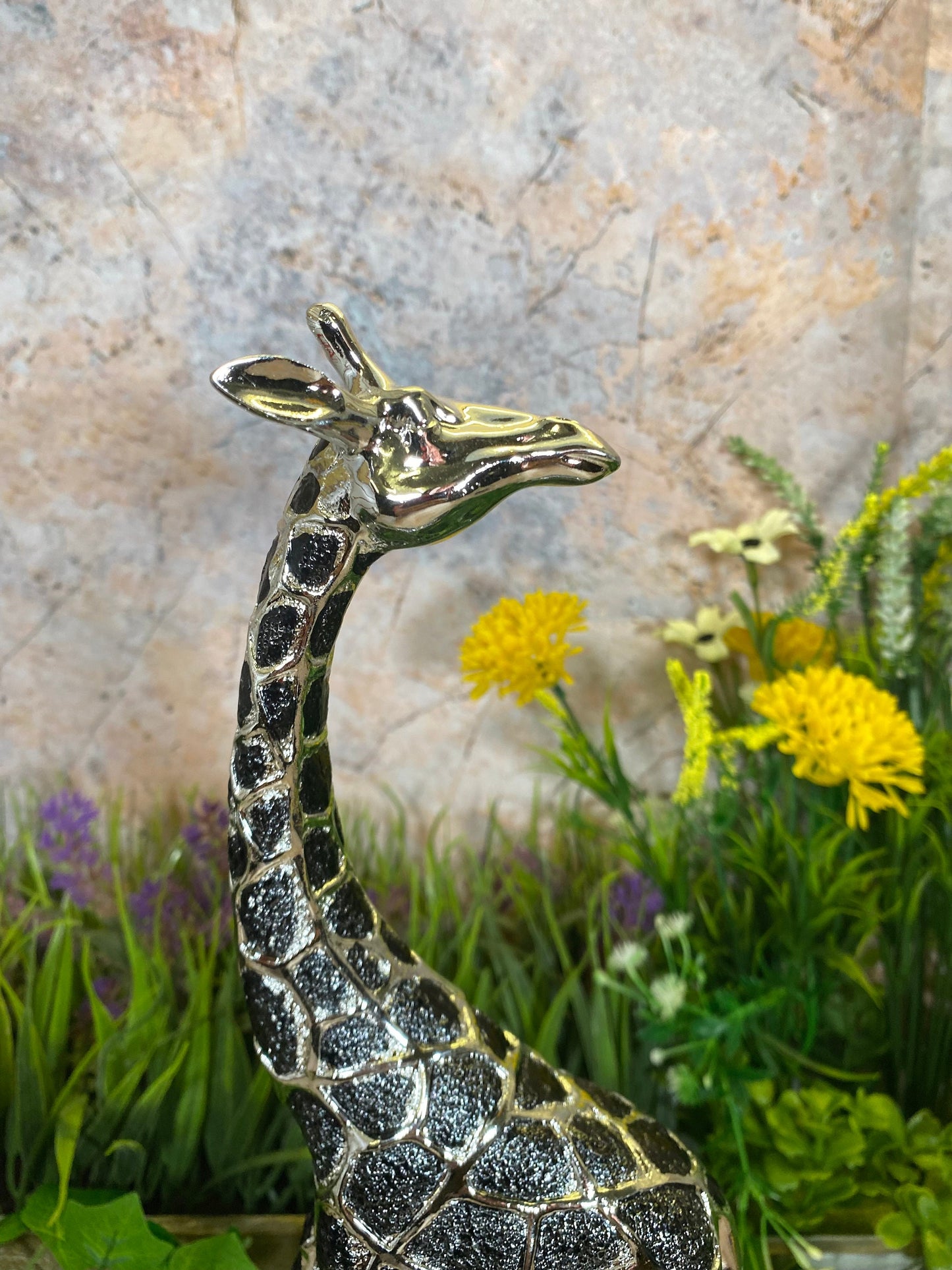 Superbe sculpture en résine de girafe argentée - Figurine de décoration d'intérieur élégante - Œuvre d'art moderne - 38 cm de haut