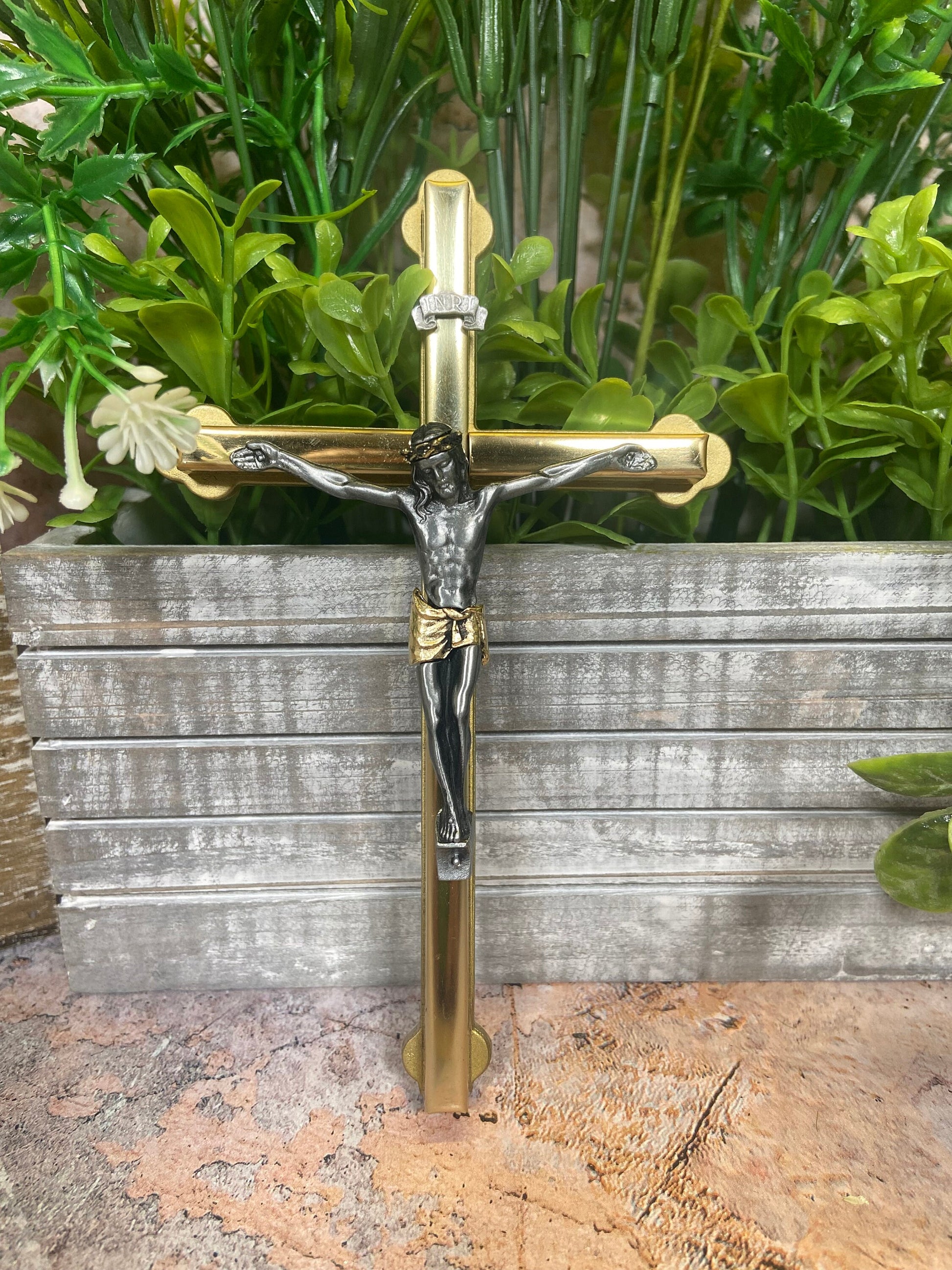 Metal Wall Cross Elegant Christian Decor Spiritual Crucifix Wall Art Unique Religious Home Accent with Gold and Silver Effect and 15 cm high-Osiris Craftworks