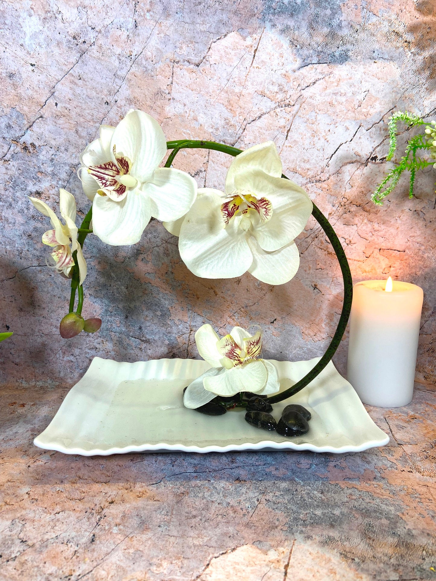 Orchidées artificielles réalistes | Arrangement floral artificiel réaliste | Présentoir en céramique blanche | Décoration d'intérieur élégante | 28x23 cm