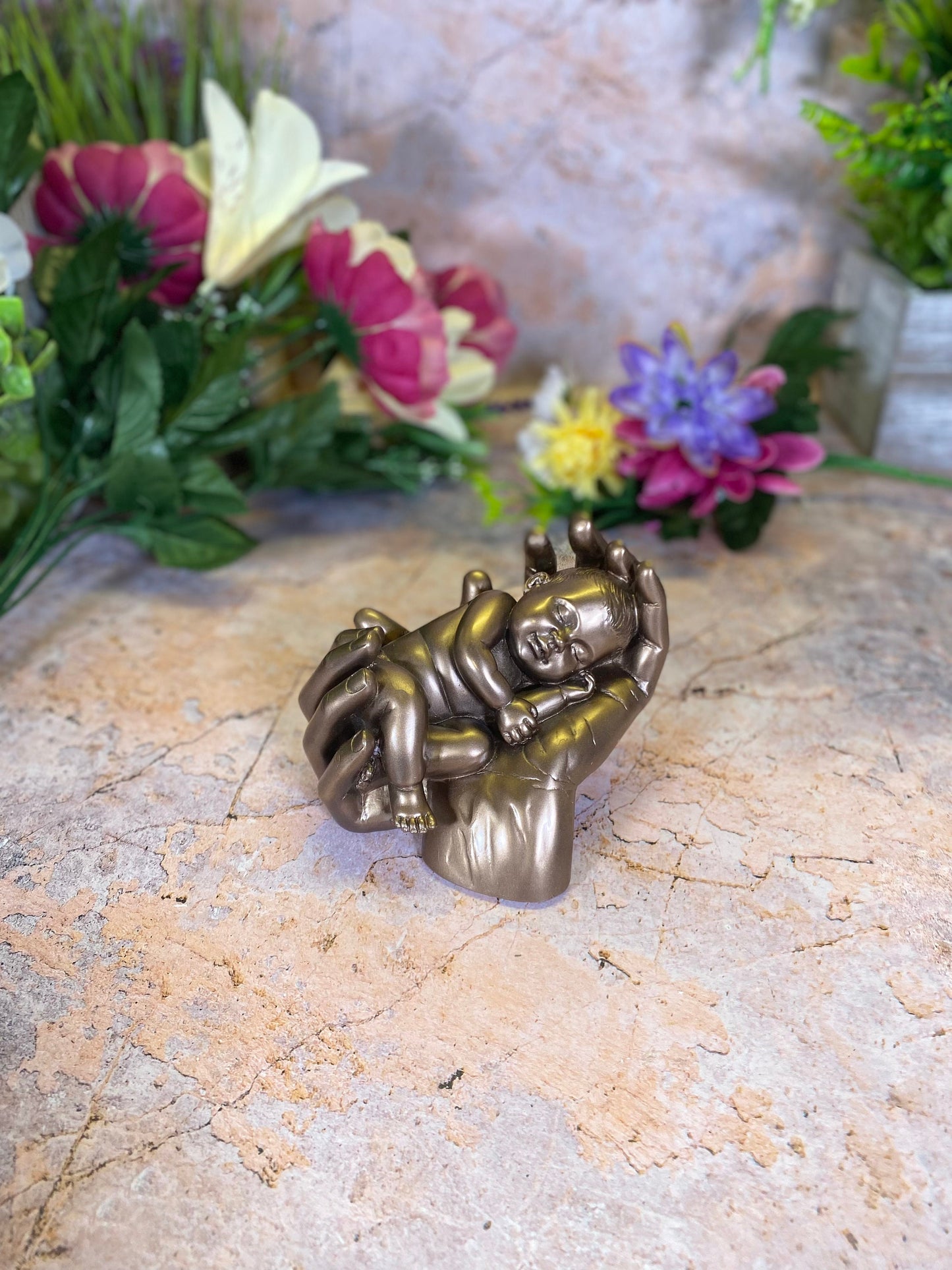 Elegante Babyskulptur aus Kunstharz in Bronzeoptik – wertvolles Andenken für frischgebackene Eltern, perfektes Geschenk für werdende Paare