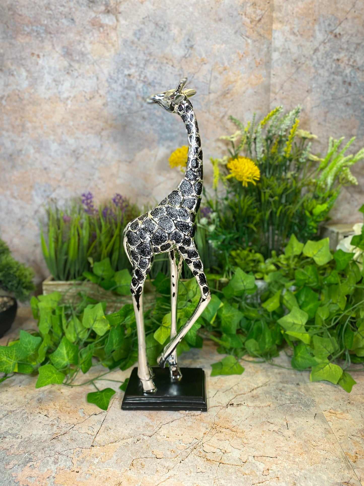 Superbe sculpture en résine de girafe argentée - Figurine de décoration d'intérieur élégante - Œuvre d'art moderne - 38 cm de haut