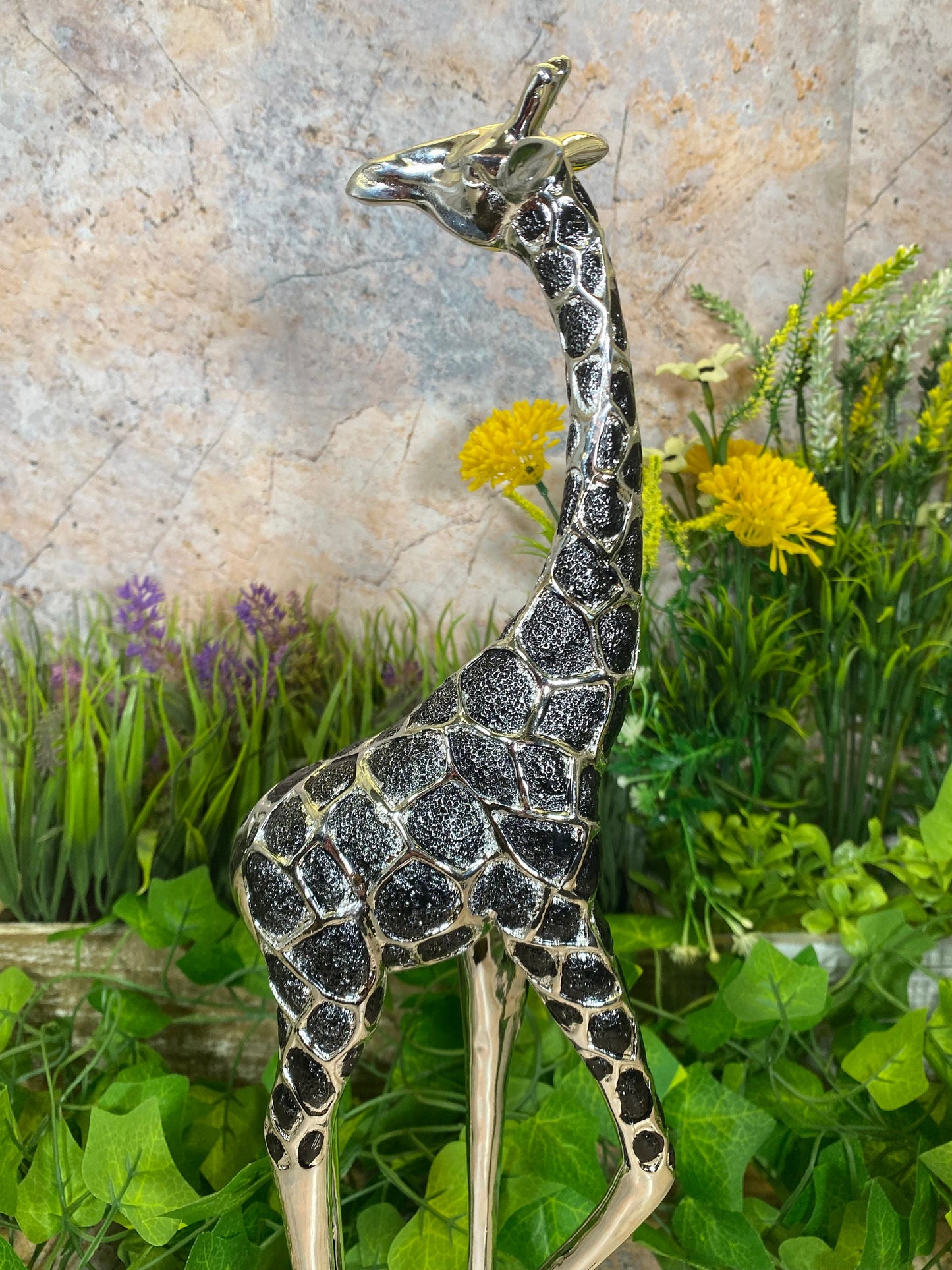 Superbe sculpture en résine de girafe argentée - Figurine de décoration d'intérieur élégante - Œuvre d'art moderne - 38 cm de haut