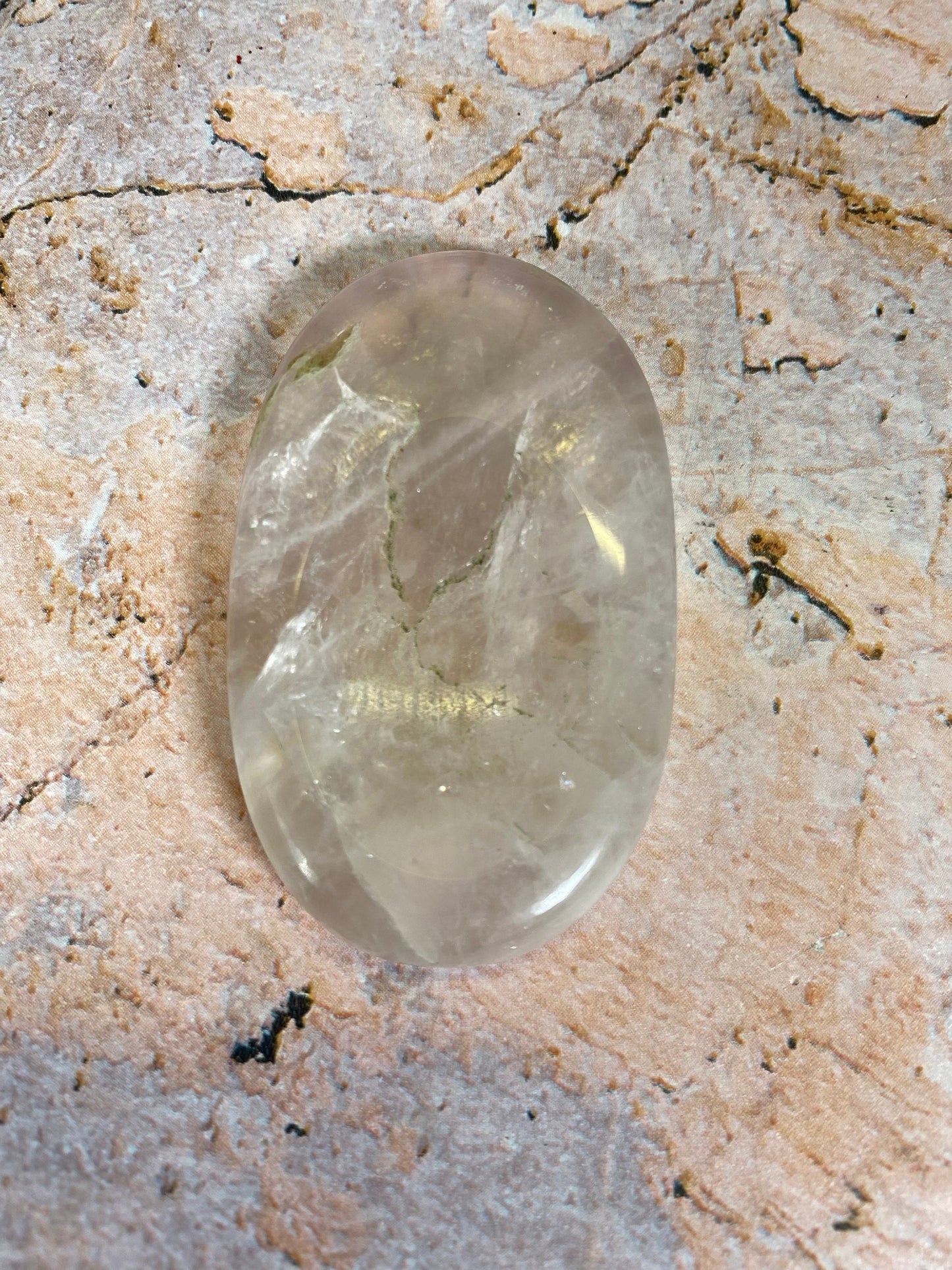 Pierre de paume en quartz rose | Cristal de guérison | Pierre énergétique d'amour et d'harmonie | Roche de poche de méditation | 5,5 x 3,5 cm