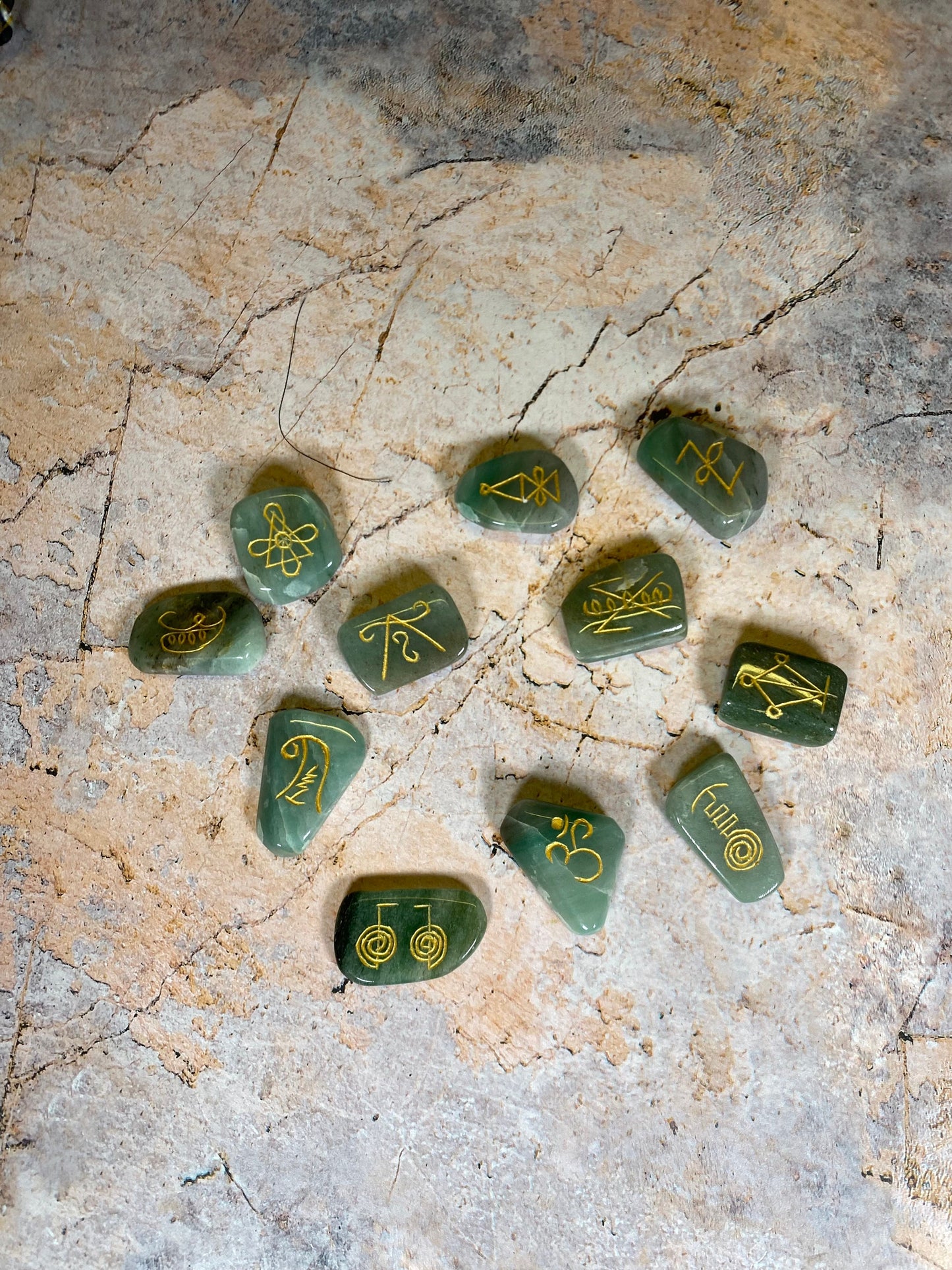 Lot de 11 pierres Reiki en aventurine | Cristaux de guérison gravés | Pierres précieuses de 3 à 4 cm | Pochette en velours brodée Osiris incluse