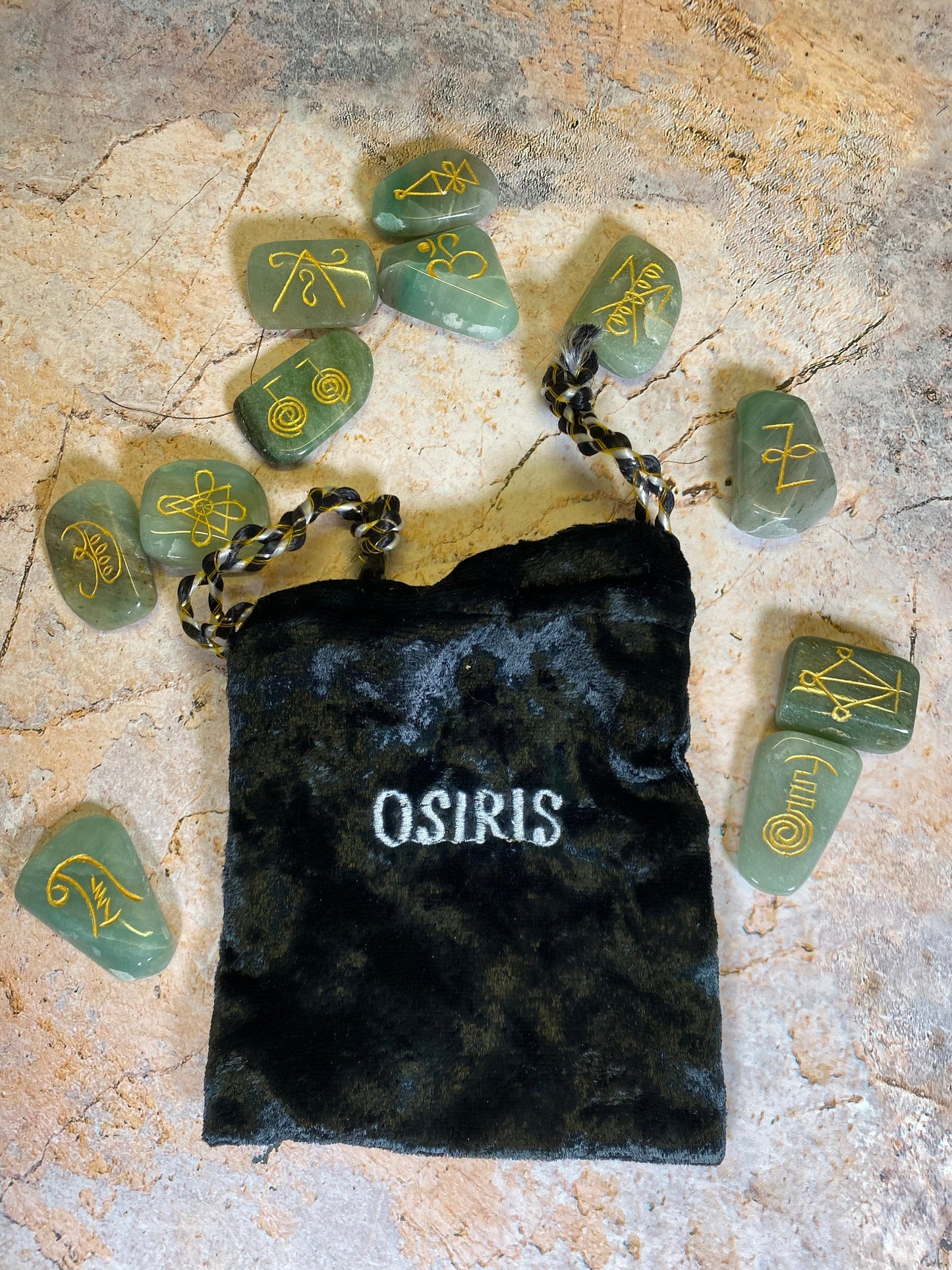 Lot de 11 pierres Reiki en aventurine | Cristaux de guérison gravés | Pierres précieuses de 3 à 4 cm | Pochette en velours brodée Osiris incluse