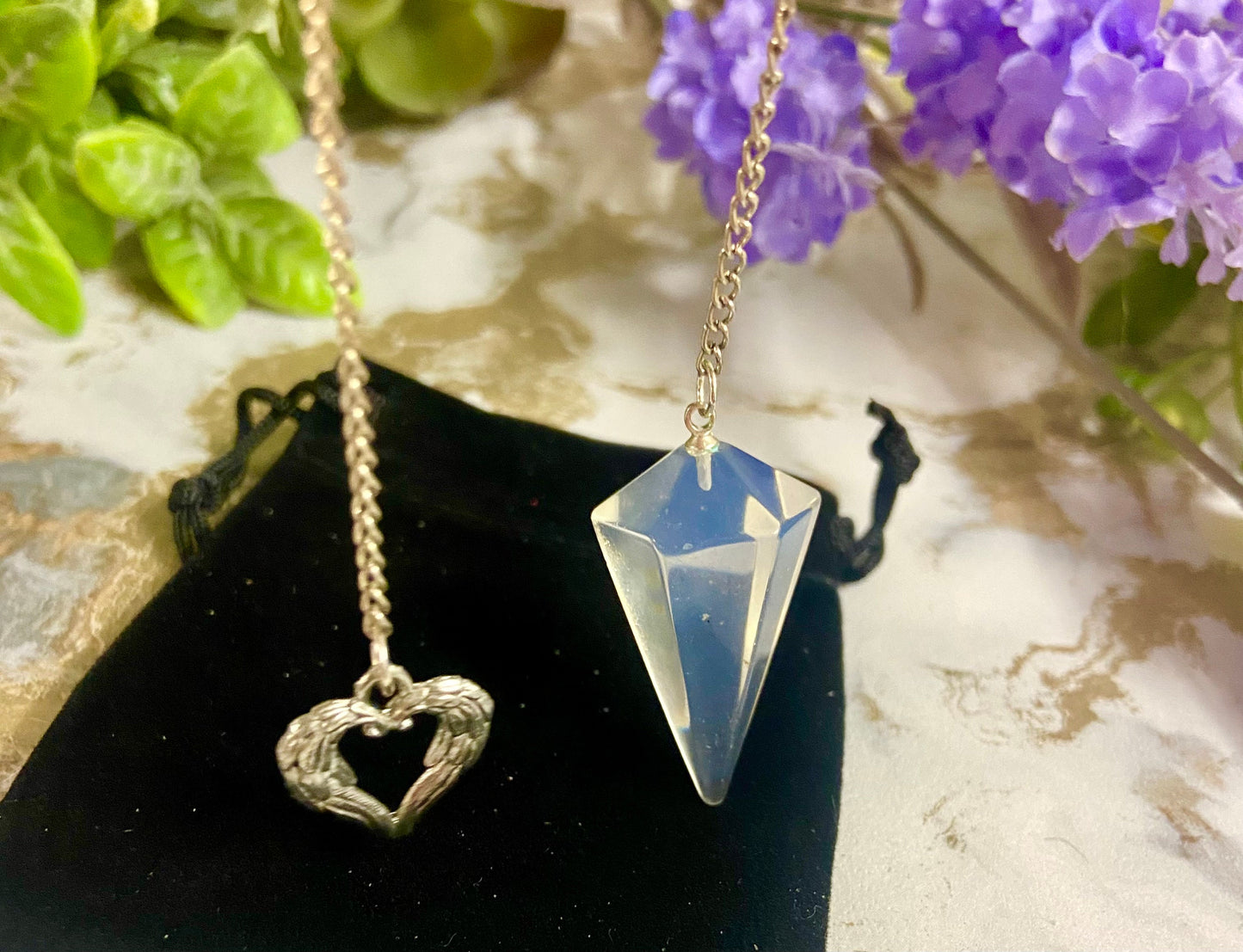 Pendule à facettes en opalite avec chaîne de chakra | Outil de radiesthésie de 27 cm | Accent de cœur argenté | Aide à la divination spirituelle et à la méditation