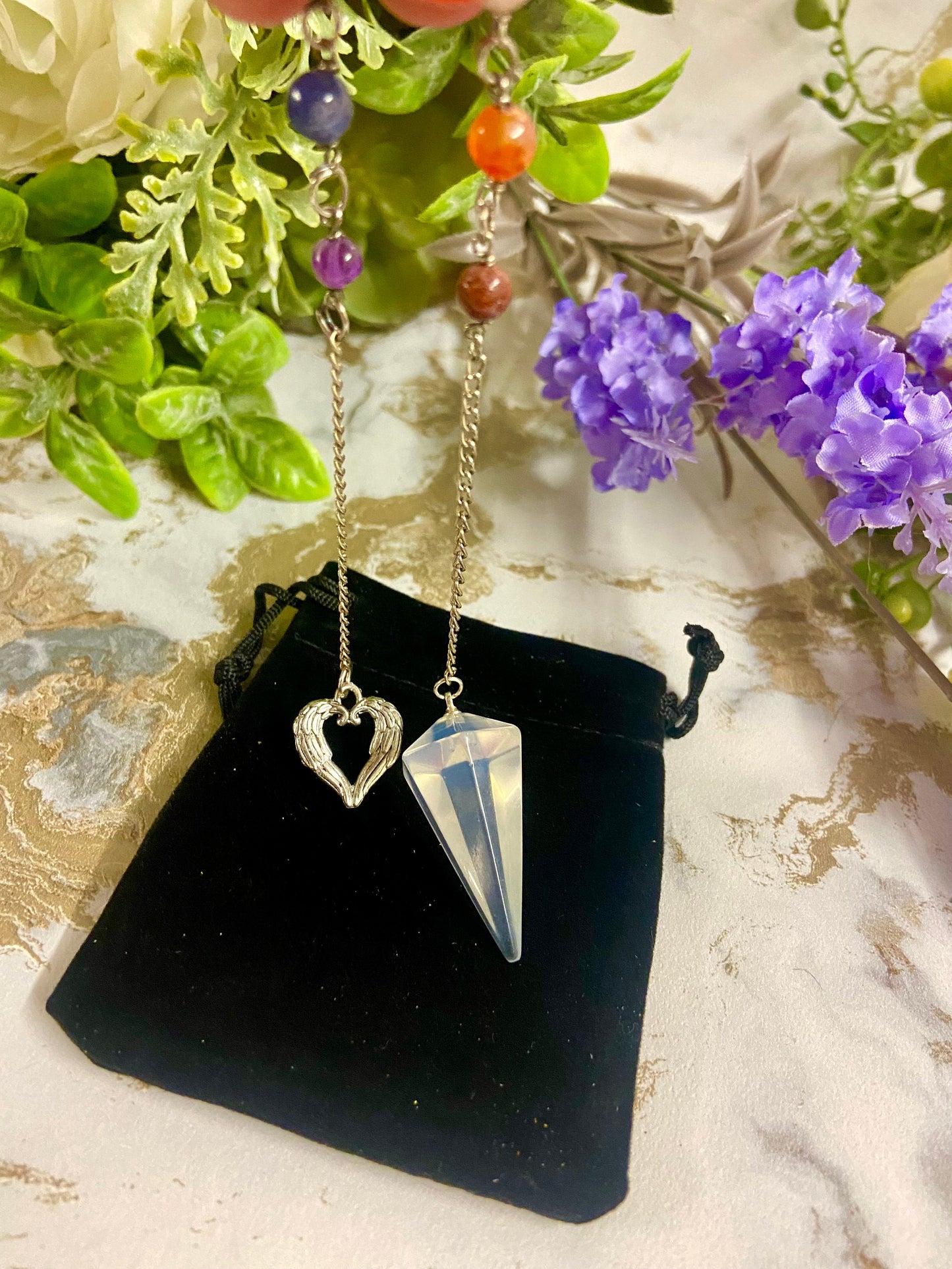 Pendule à facettes en opalite avec chaîne de chakra | Outil de radiesthésie de 27 cm | Accent de cœur argenté | Aide à la divination spirituelle et à la méditation