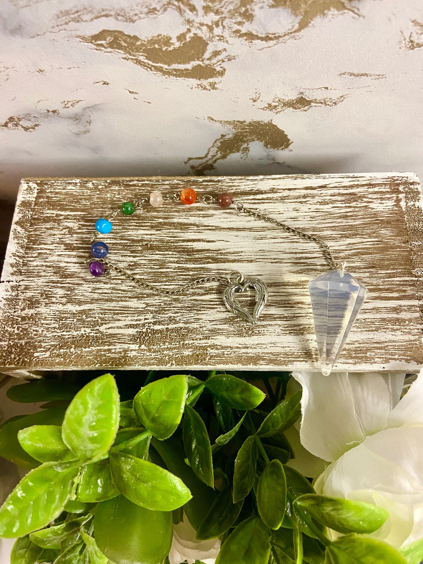 Pendule à facettes en opalite avec chaîne de chakra | Outil de radiesthésie de 27 cm | Accent de cœur argenté | Aide à la divination spirituelle et à la méditation