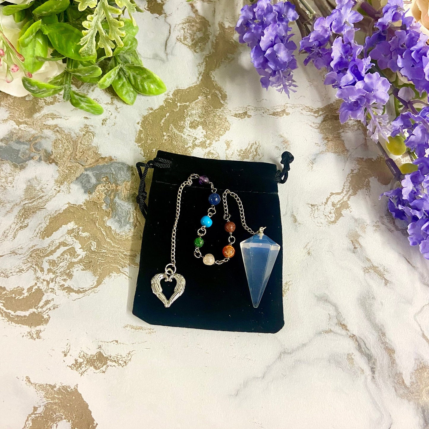 Pendule à facettes en opalite avec chaîne de chakra | Outil de radiesthésie de 27 cm | Accent de cœur argenté | Aide à la divination spirituelle et à la méditation