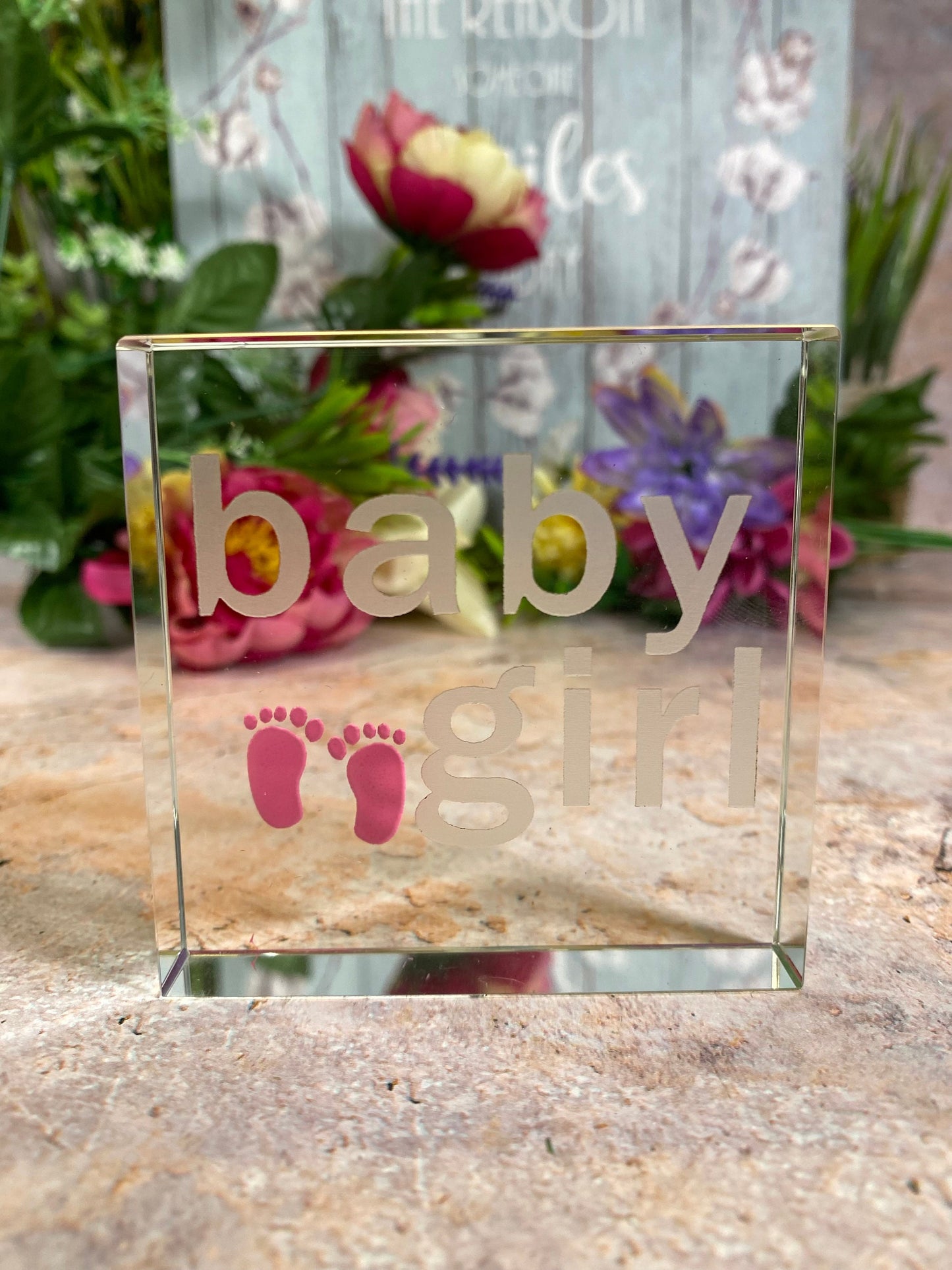 Bloc de message en cristal « Bébé fille » - Souvenir de nouveau-né, décoration de chambre d'enfant, cadeau de baby shower avec empreintes de pas roses - Gravé 7,5 x 7,5 cm