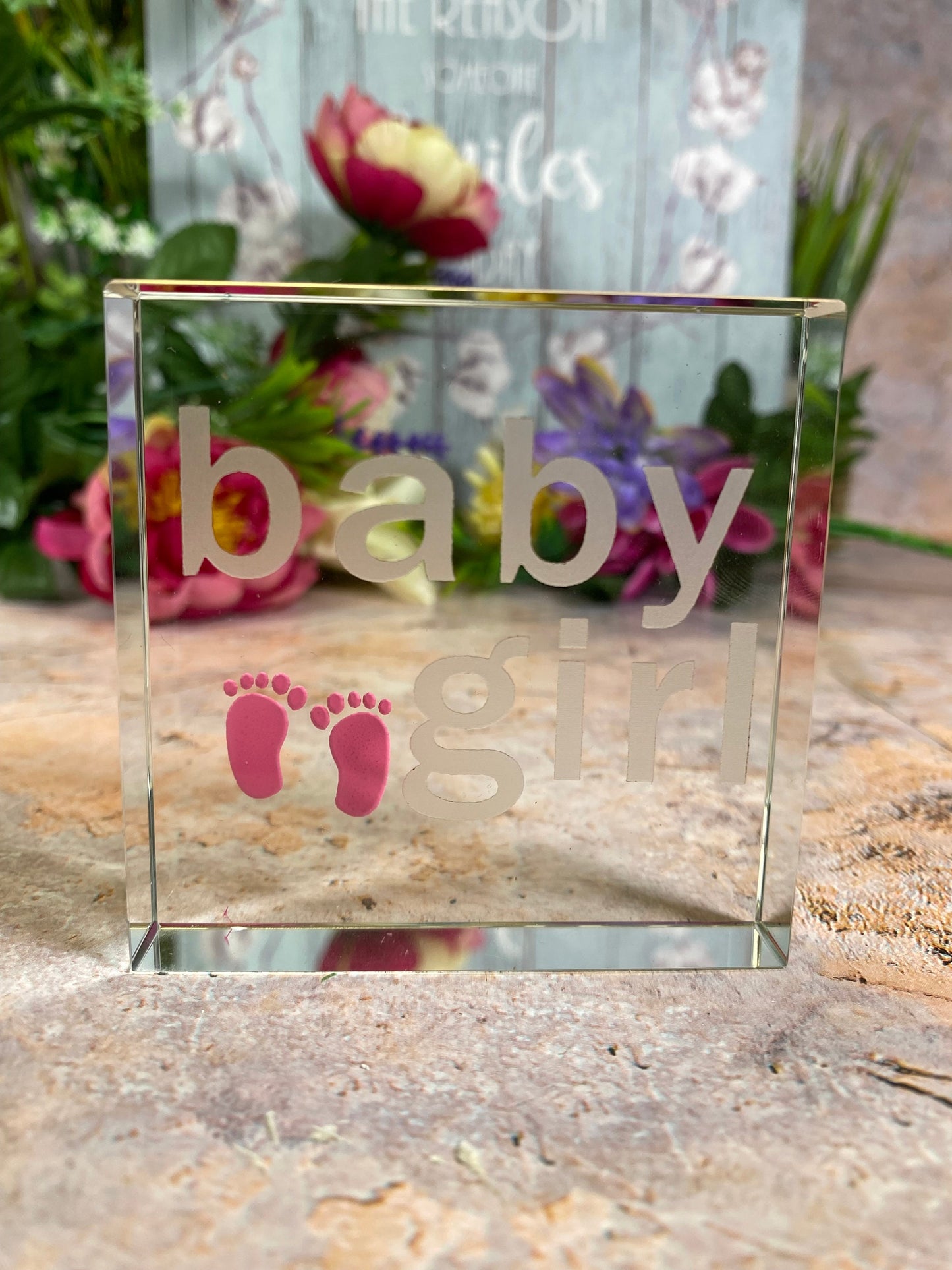 Bloc de message en cristal « Bébé fille » - Souvenir de nouveau-né, décoration de chambre d'enfant, cadeau de baby shower avec empreintes de pas roses - Gravé 7,5 x 7,5 cm