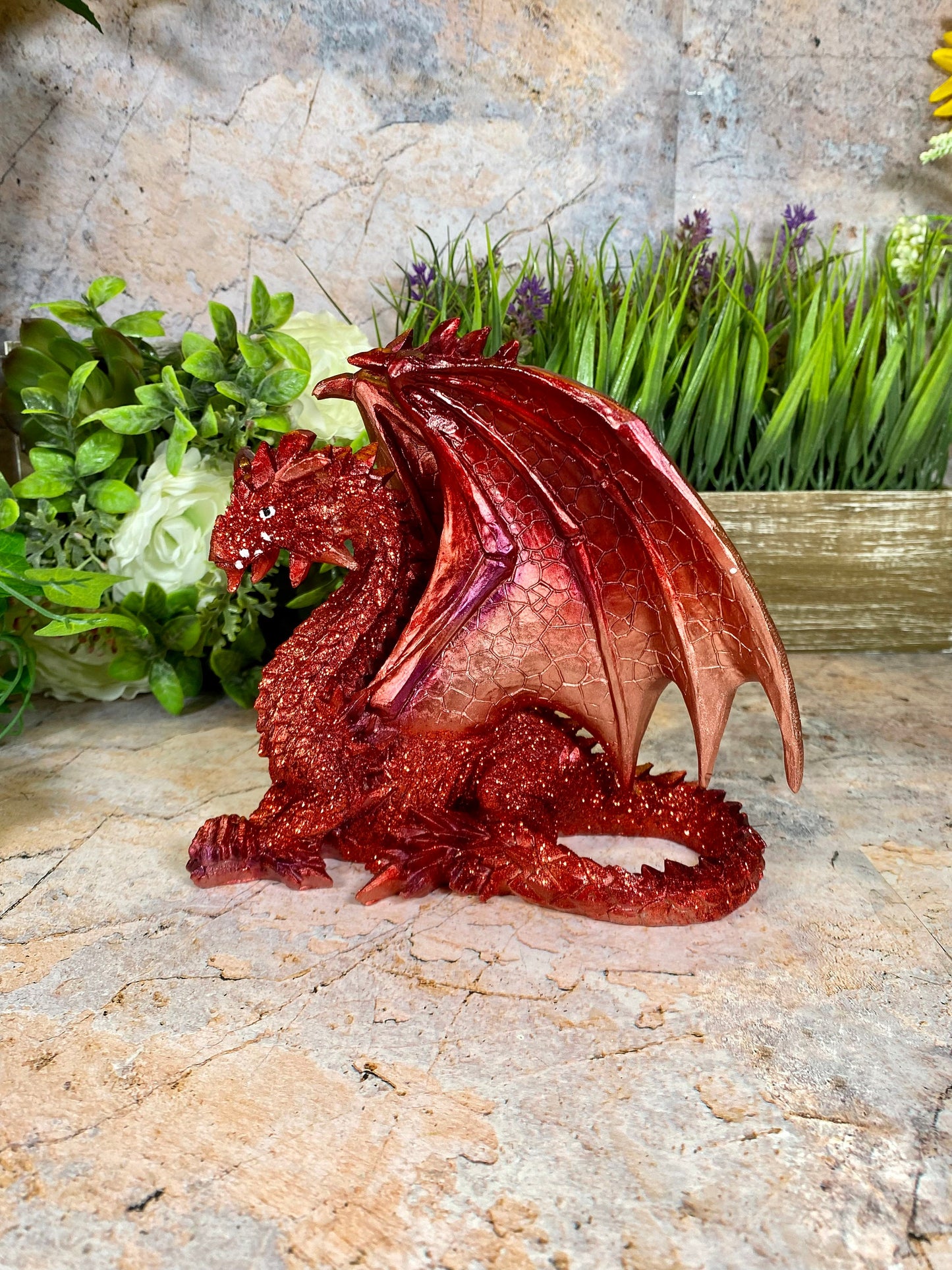 Mystischer roter Drache | Figur aus Kunstharz | 19 x 17 cm | Bezauberndes Fantasy-Ornament | Mythische Heimdekoration