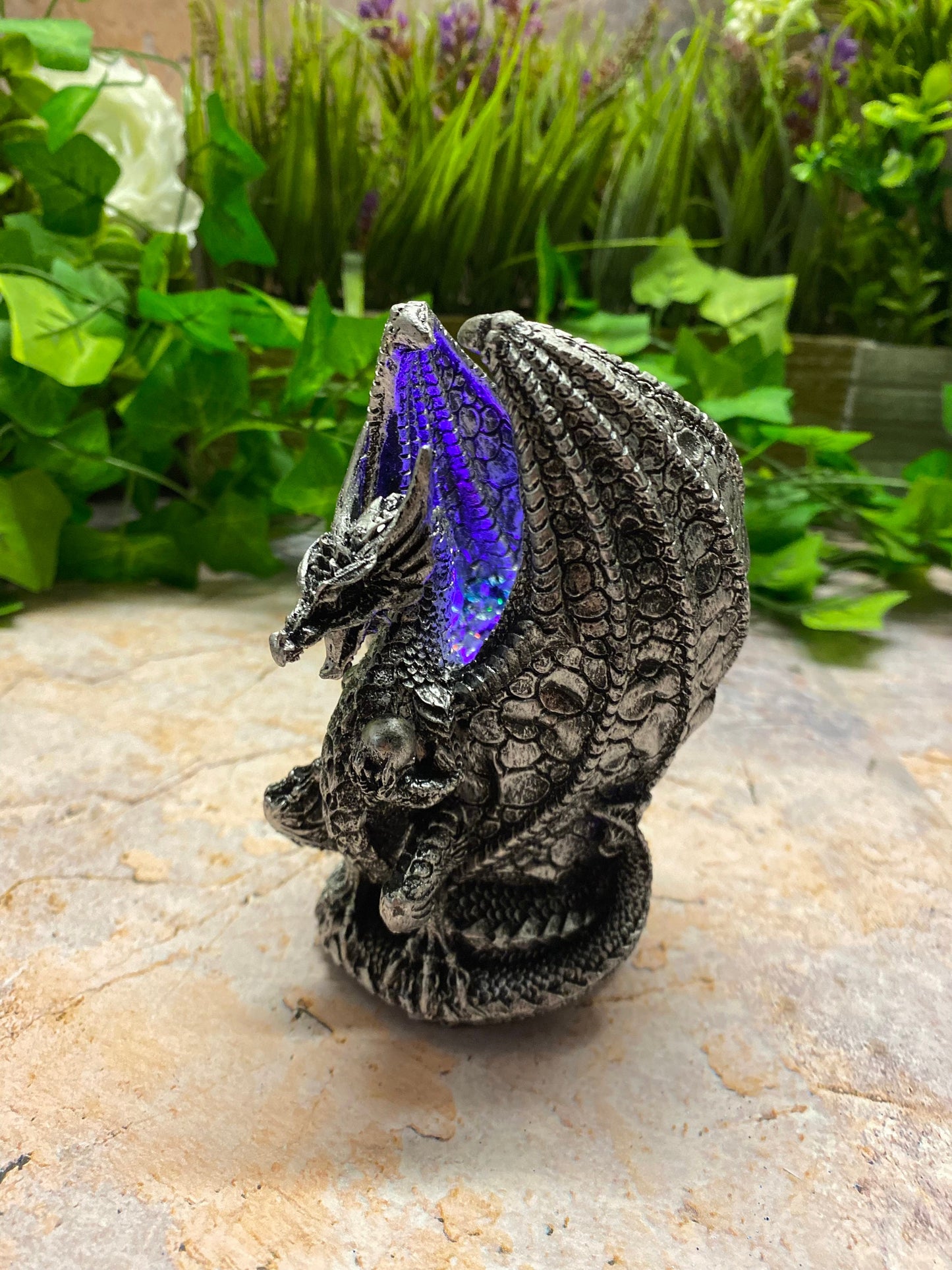 Figurine de dragon majestueuse en résine avec lumière LED | Décor à effet de cristaux mythiques fabriqué à la main | Statue de dragon fantastique