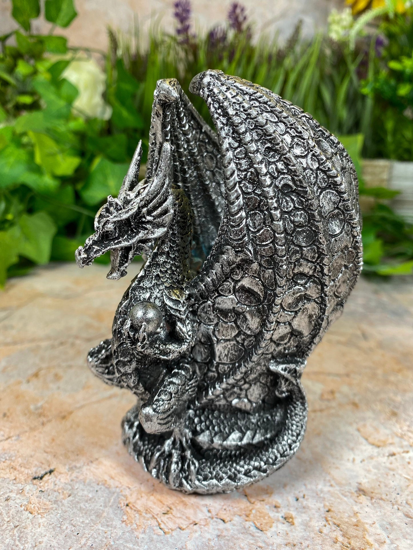 Figurine de dragon majestueuse en résine avec lumière LED | Décor à effet de cristaux mythiques fabriqué à la main | Statue de dragon fantastique