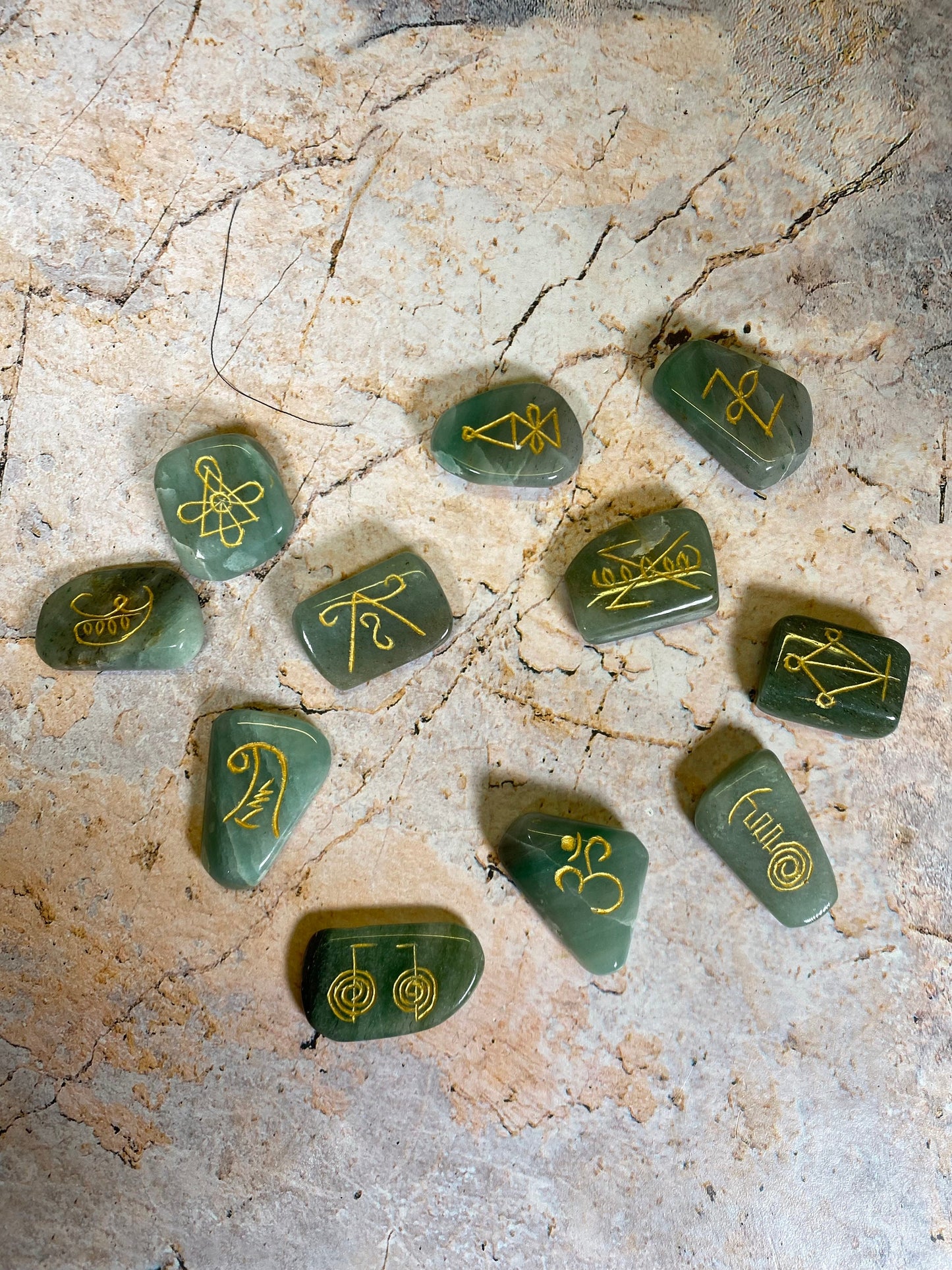 Lot de 11 pierres Reiki en aventurine | Cristaux de guérison gravés | Pierres précieuses de 3 à 4 cm | Pochette en velours brodée Osiris incluse