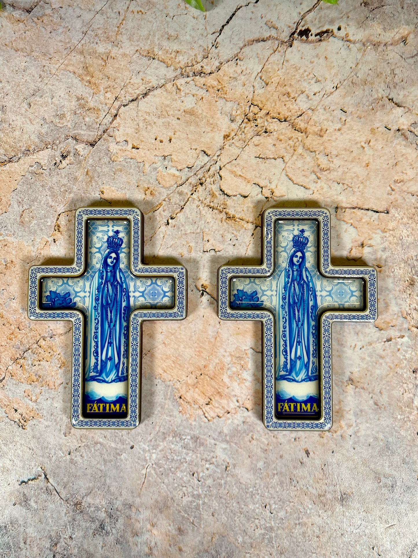 Paire d'aimants de réfrigérateur en céramique « Notre-Dame de Fatima » | Décoration de cuisine spirituelle | 9,5 x 6,8 cm | Accessoire de maison fidèle