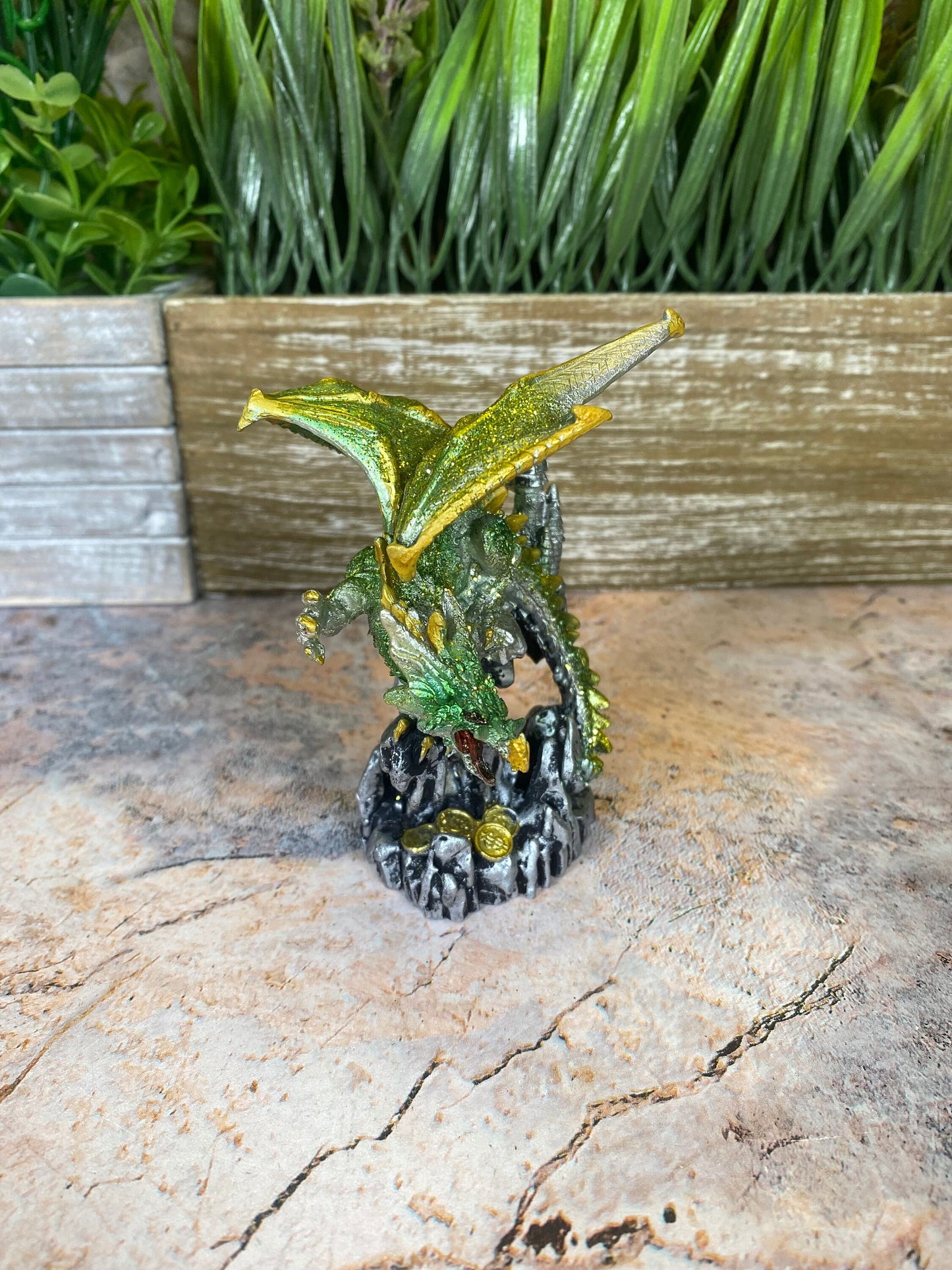 Handgefertigte Drachenfigur aus Kunstharz | Glitzernde goldene Drachenskulptur | Mystische Wohndekoration | Einzigartiges Fantasy-Geschenk | 10 x 9 cm