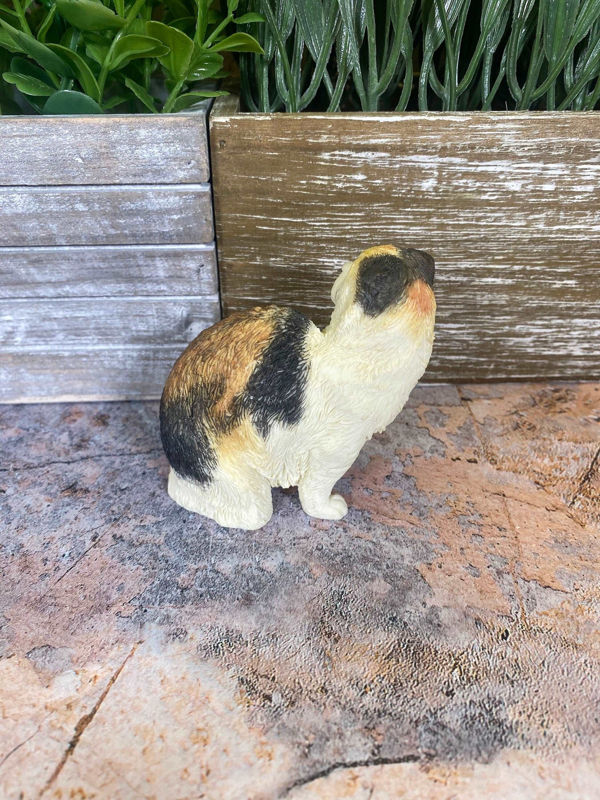 Adorable Resin Cat Figurine | Quirky Hand-Painted Kitty Decor | Cute Desk Ornament & Animal Lover Gift | 7 x 7cm Miniature Cat Statue