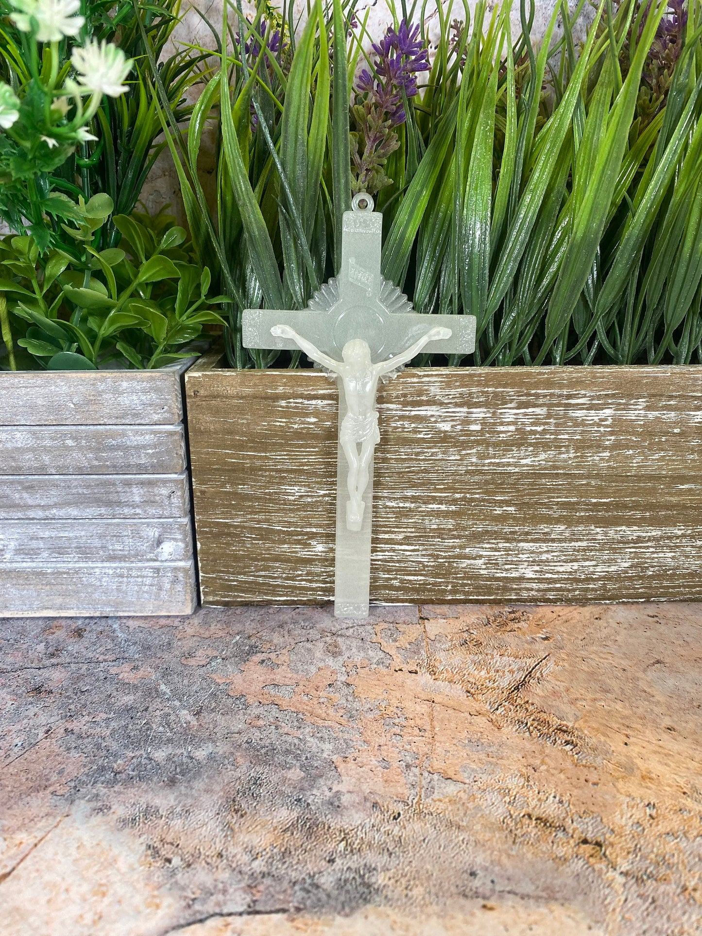 Pair of Glow-in-the-Dark Crosses | Spiritual Plastic Decor | 14 x 8cm | Enigmatic Nighttime Illumination | Unique Home & Garden Decor-Osiris Craftworks