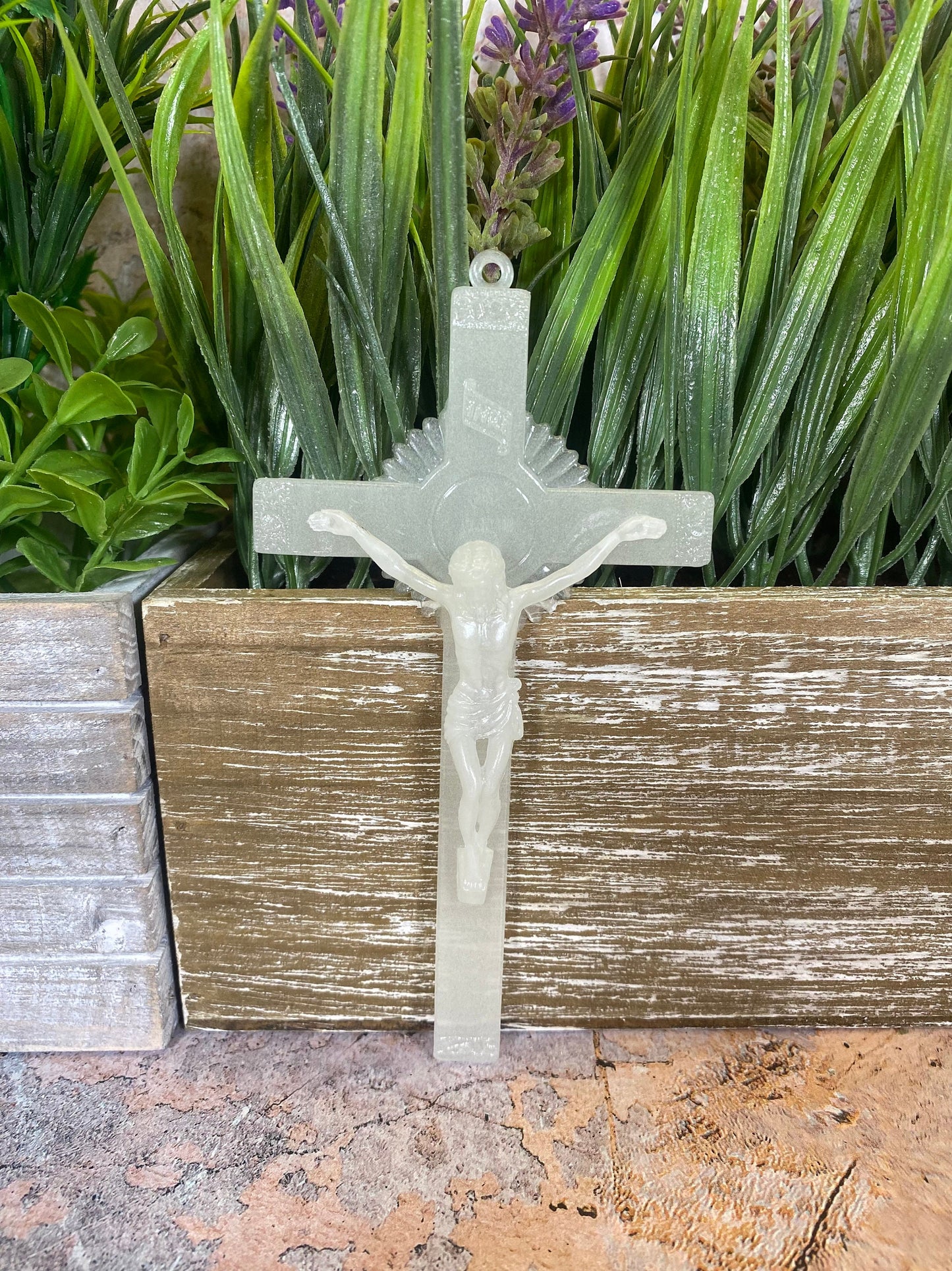 Pair of Glow-in-the-Dark Crosses | Spiritual Plastic Decor | 14 x 8cm | Enigmatic Nighttime Illumination | Unique Home & Garden Decor-Osiris Craftworks