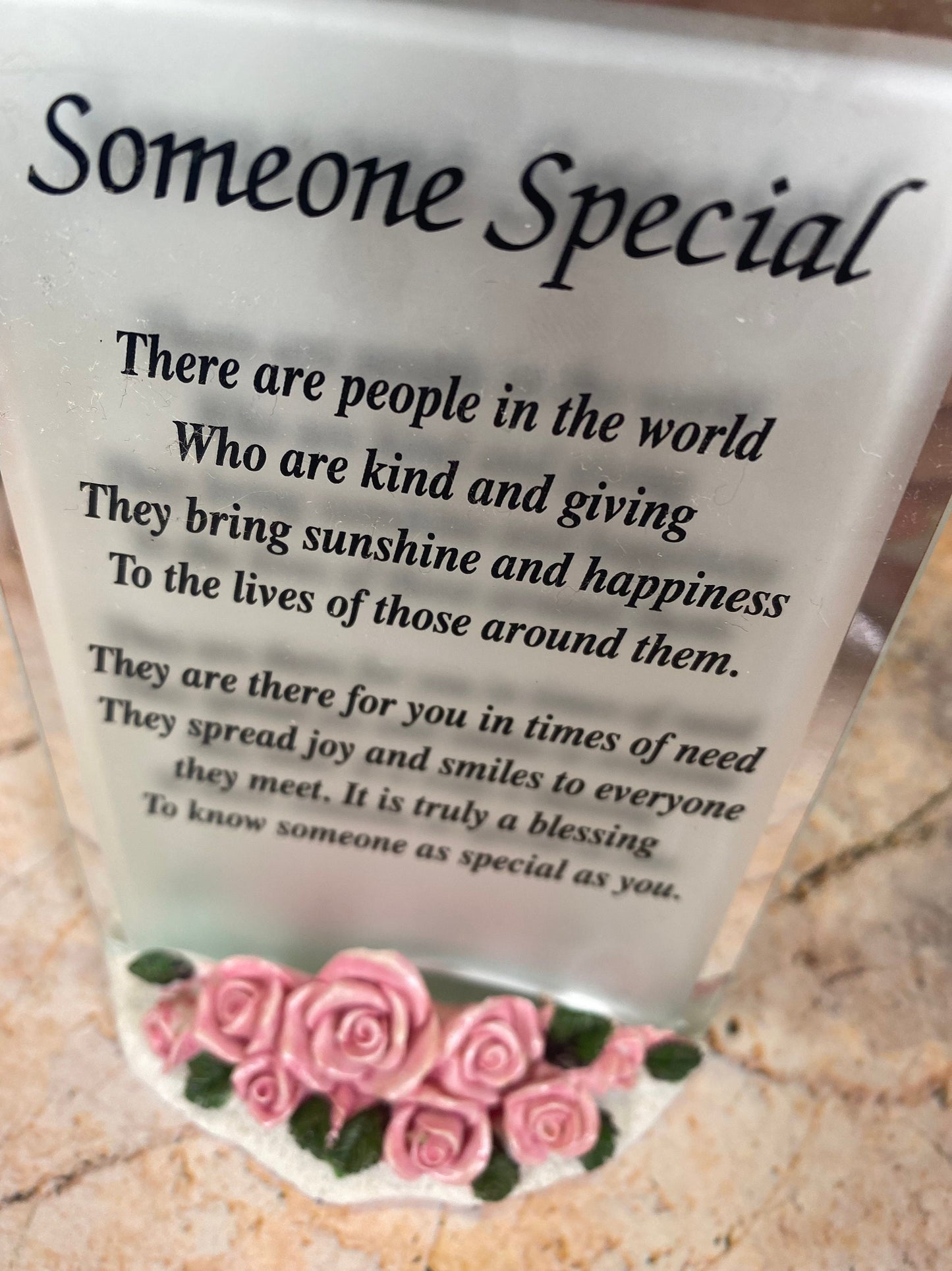 Glasrahmen „Someone Special“ mit Sockel aus Kunstharzrosen – 13 x 9 cm – Anzeige mit sentimentalem Zitat – perfektes Geschenk für einen geliebten Menschen