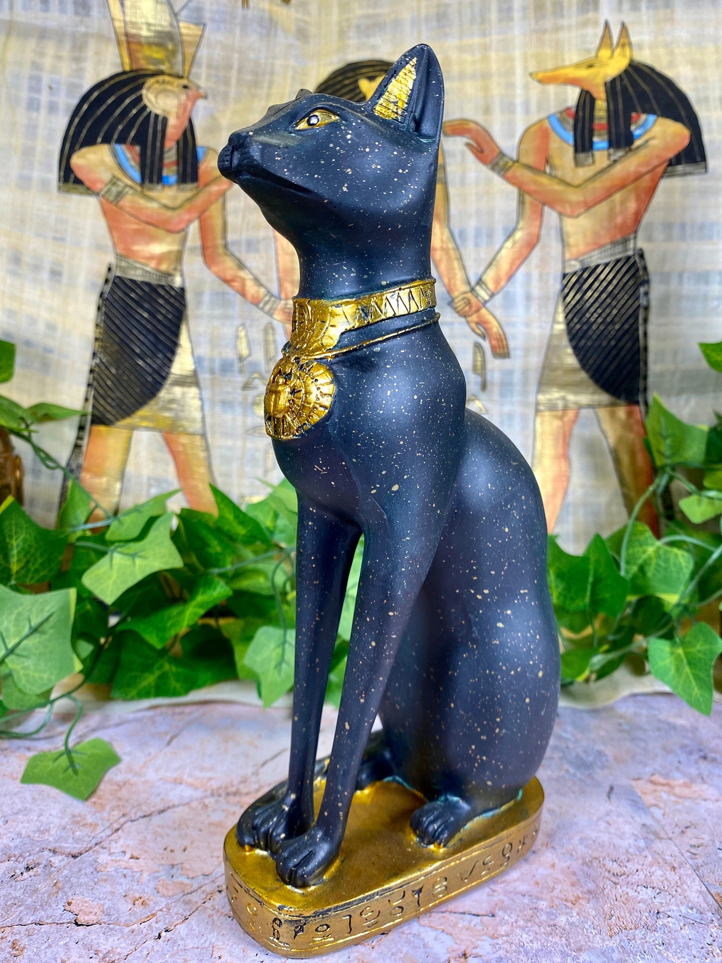 Königliche ägyptische Bastet-Katzenfigur, Harzstatue mit Hieroglyphen, altägyptische Göttin, schützendes Wohnornament, Bast-Dekor in Schwarzgold