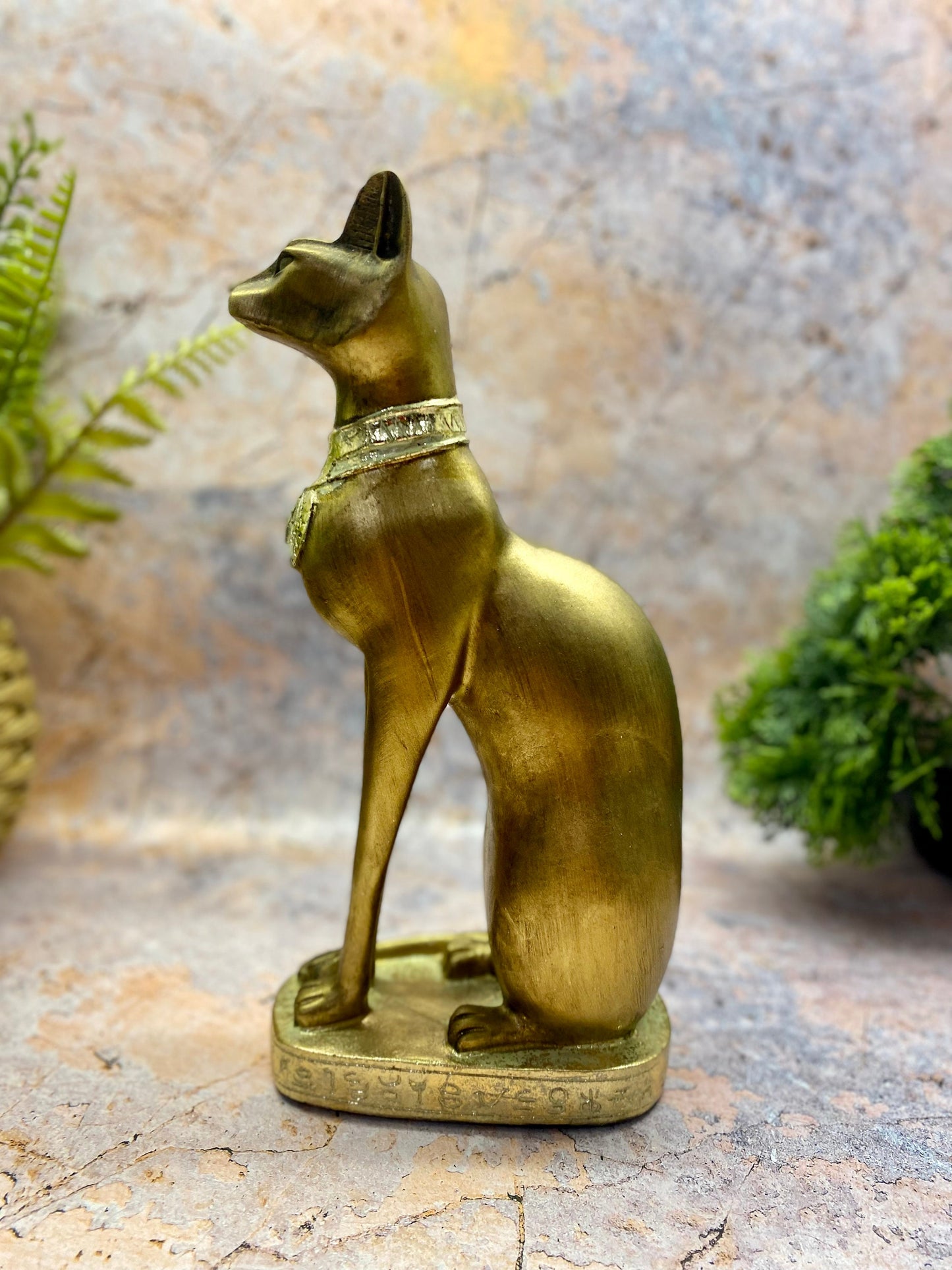 Elegante ägyptische Bastet-Katzenstatue, goldene Harzfigur, Bastgöttin des Schutzes, luxuriöses Dekor im alten Ägypten, symbolisches Wohnornament