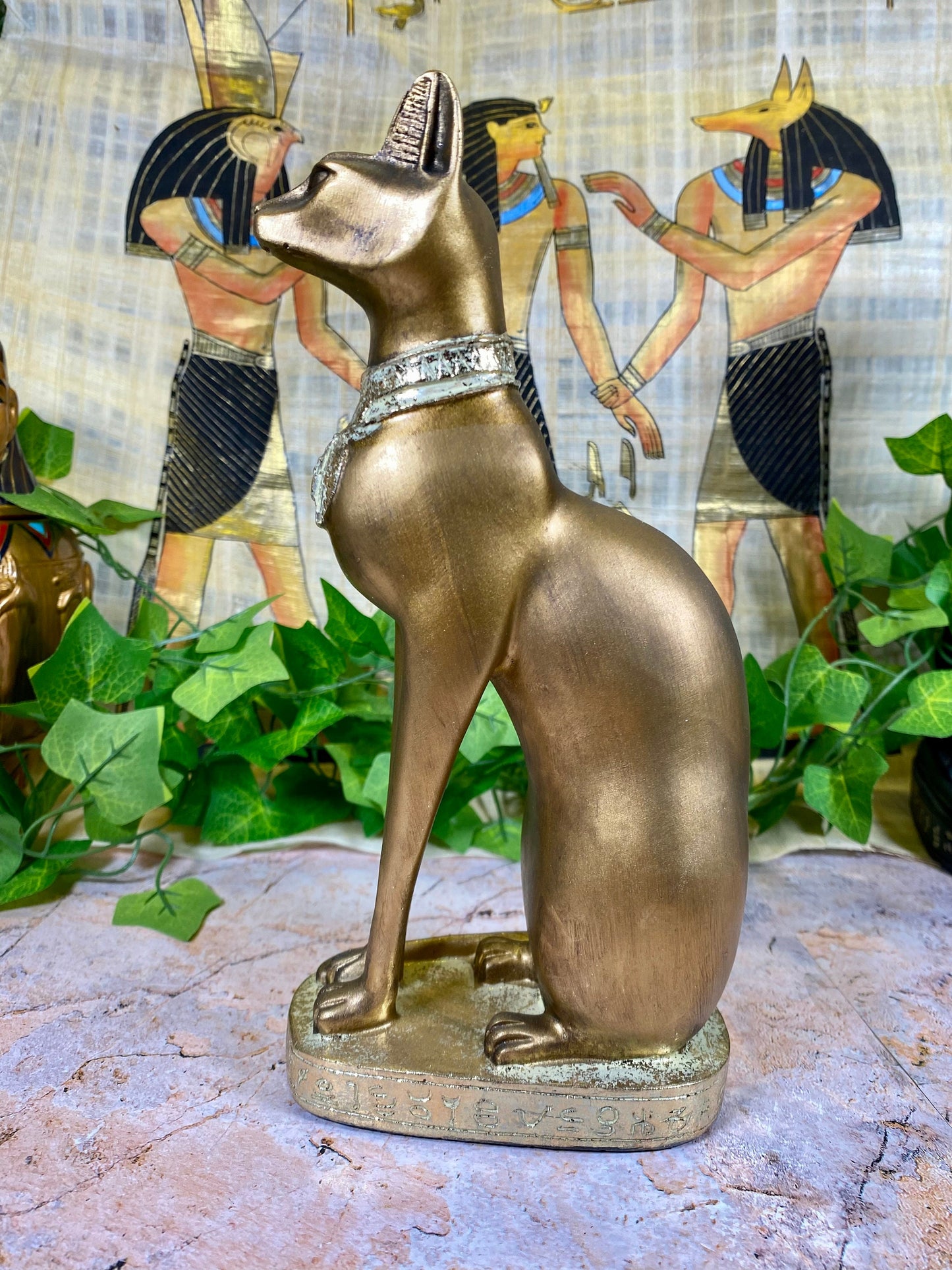 Elegante ägyptische Bastet-Katzenstatue, goldene Harzfigur, Bastgöttin des Schutzes, luxuriöses Dekor im alten Ägypten, symbolisches Wohnornament