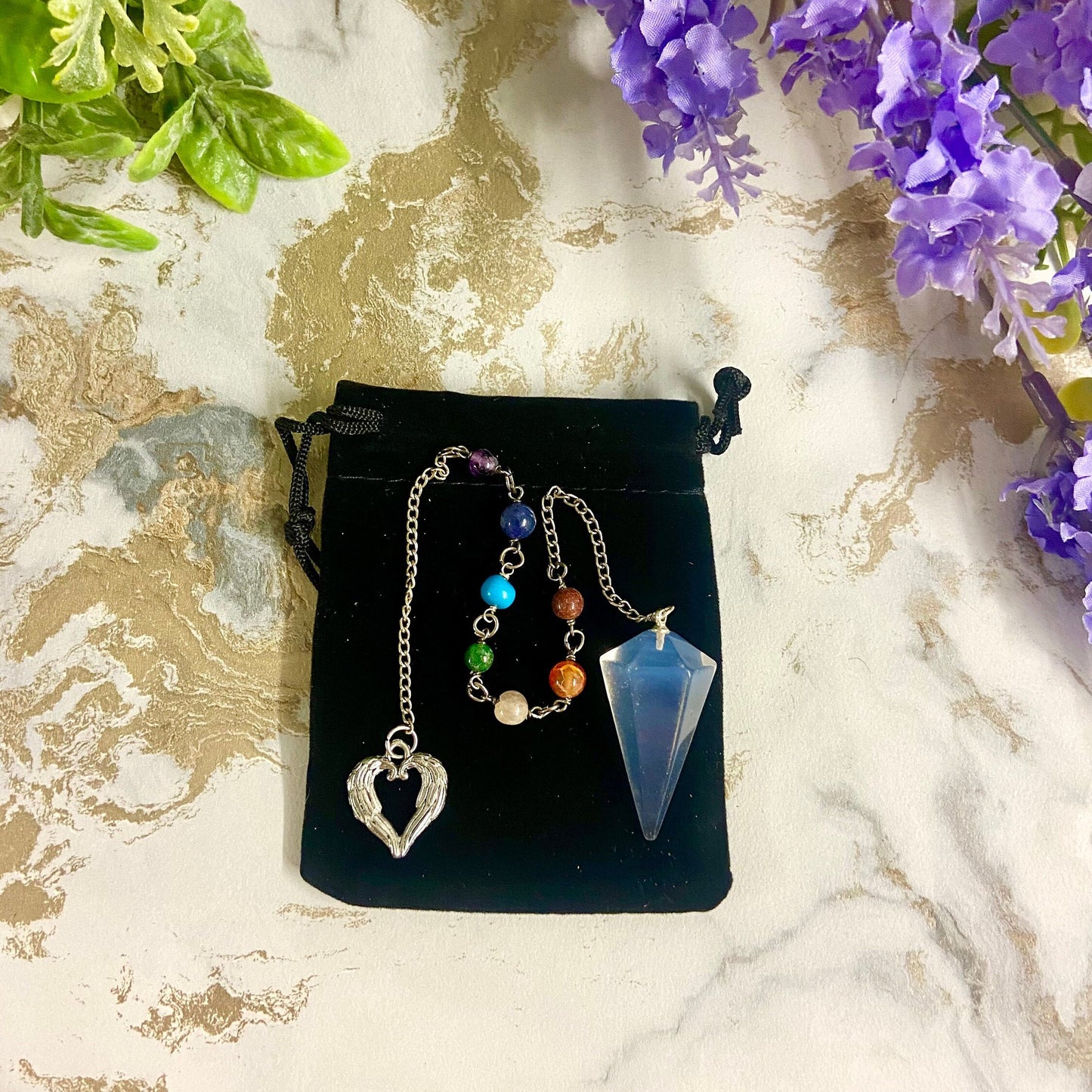 Pendule à facettes en opalite avec chaîne de chakra | Outil de radiesthésie de 27 cm | Accent de cœur argenté | Aide à la divination spirituelle et à la méditation