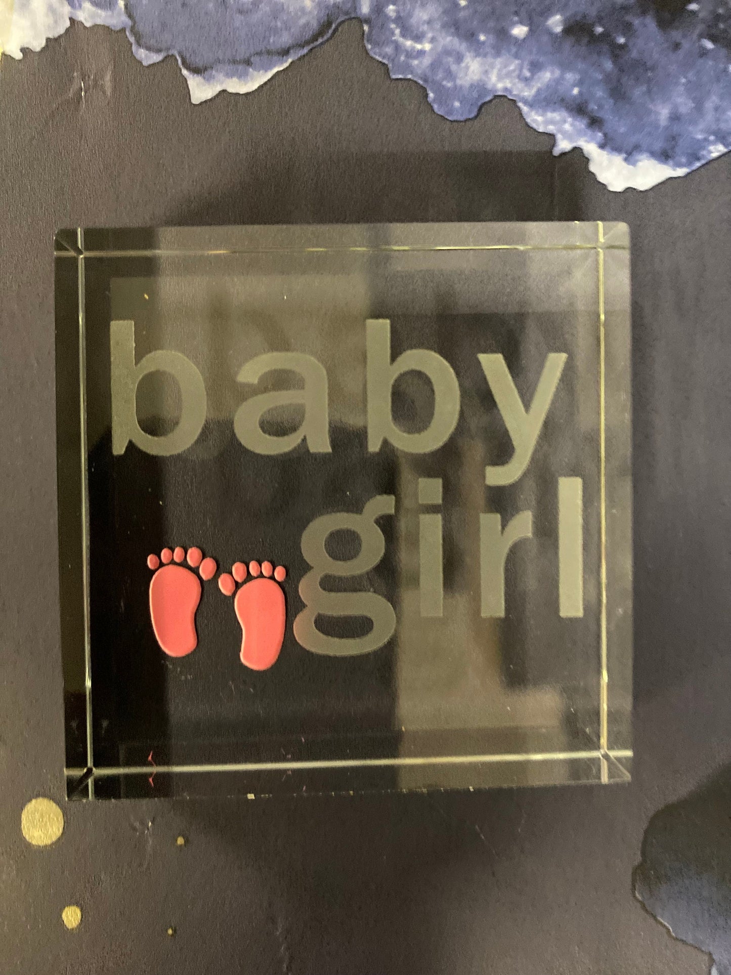 Nachrichtenblock „Baby Girl“ aus Kristallglas – Andenken an Neugeborene, Kinderzimmerdeko, Babyparty-Geschenk mit rosa Fußabdrücken – graviert, 7,5 x 7,5 cm