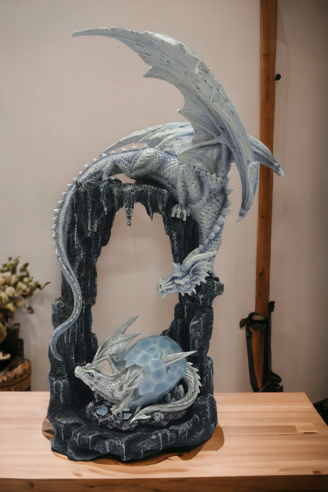 Statuette de dragons jumeaux enchantés - Décor de duo de dragons en résine peinte à la main, figurine de créature fantastique mythique, objet de collection fabriqué de manière artisanale