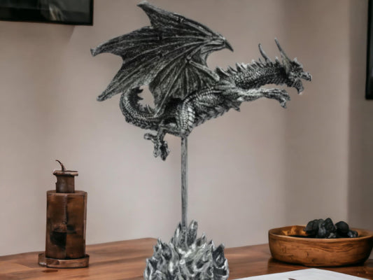 Figurine de dragon majestueuse sur support en métal, statue de dragon en résine, exposition de créature fantastique, ornement cracheur de feu mythique