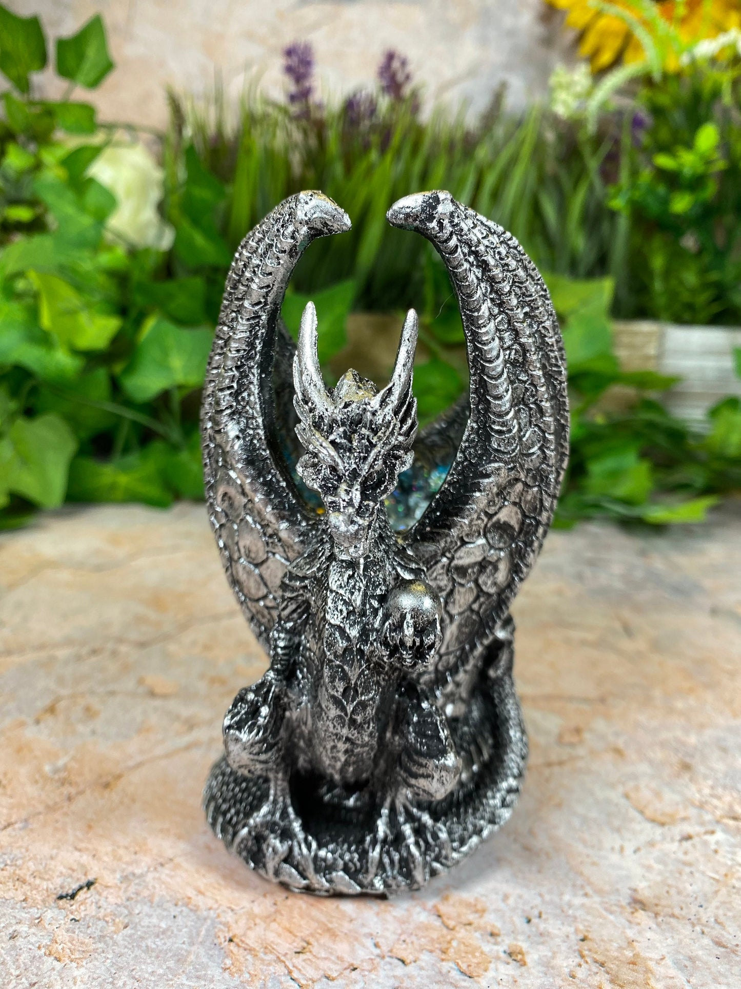 Figurine de dragon majestueuse en résine avec lumière LED | Décor à effet de cristaux mythiques fabriqué à la main | Statue de dragon fantastique