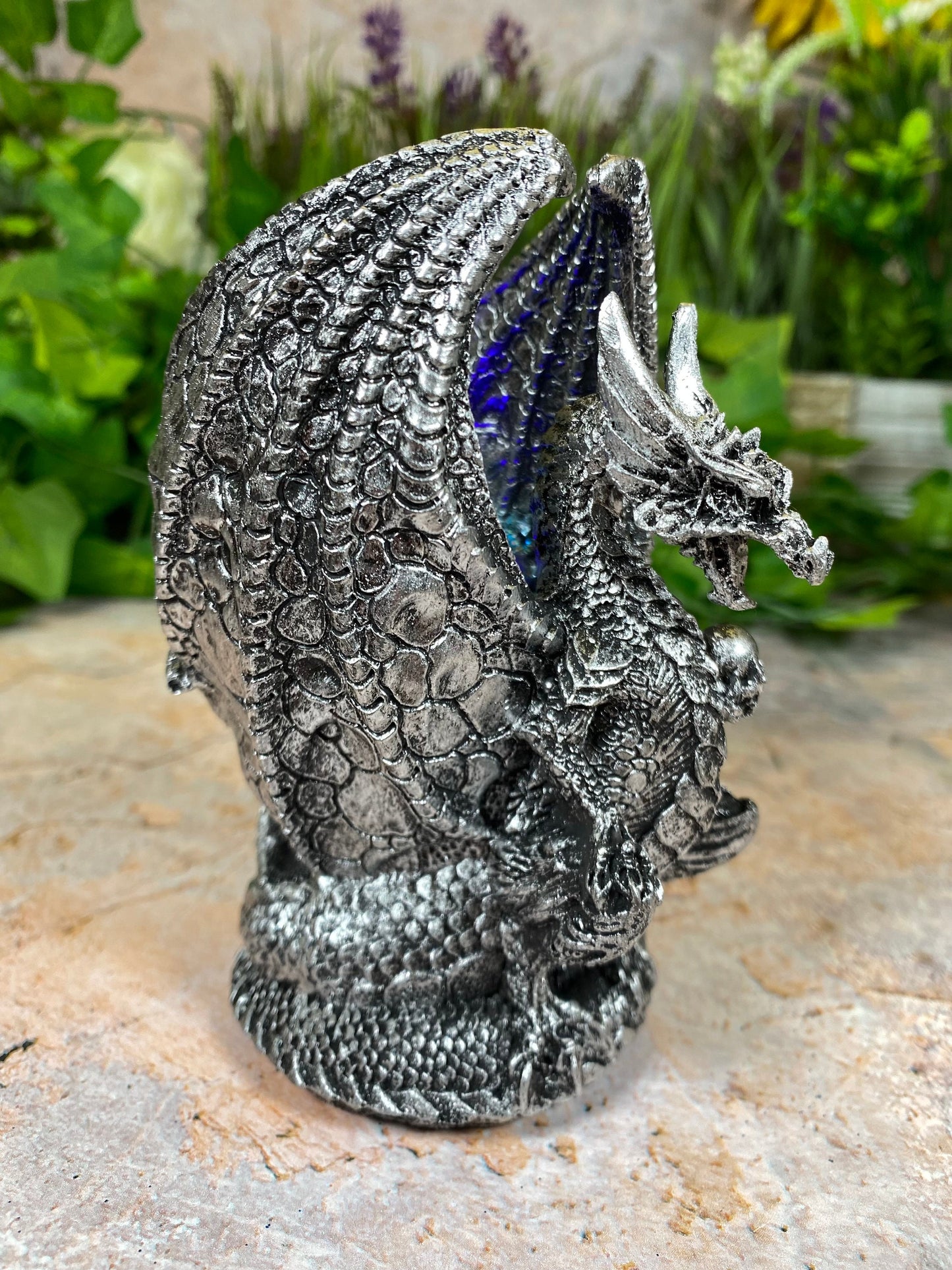 Figurine de dragon majestueuse en résine avec lumière LED | Décor à effet de cristaux mythiques fabriqué à la main | Statue de dragon fantastique