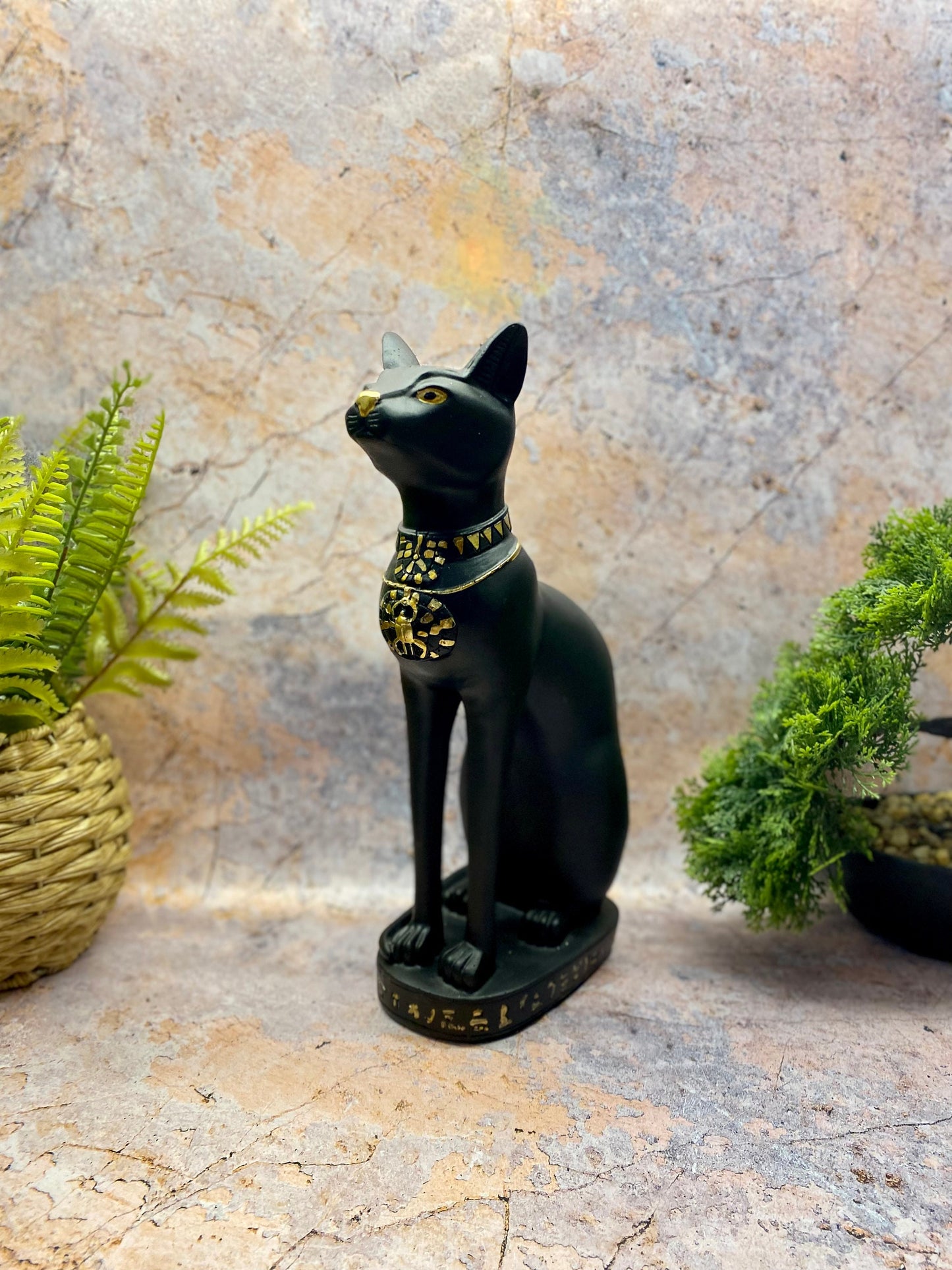 Ägyptische Bastet-Katzenstatue, Göttinnenfigur aus Kunstharz, antike Gottheit, schützendes Amulett für Zuhause, mystisches ägyptisches Dekor, kulturelles Kunstwerk