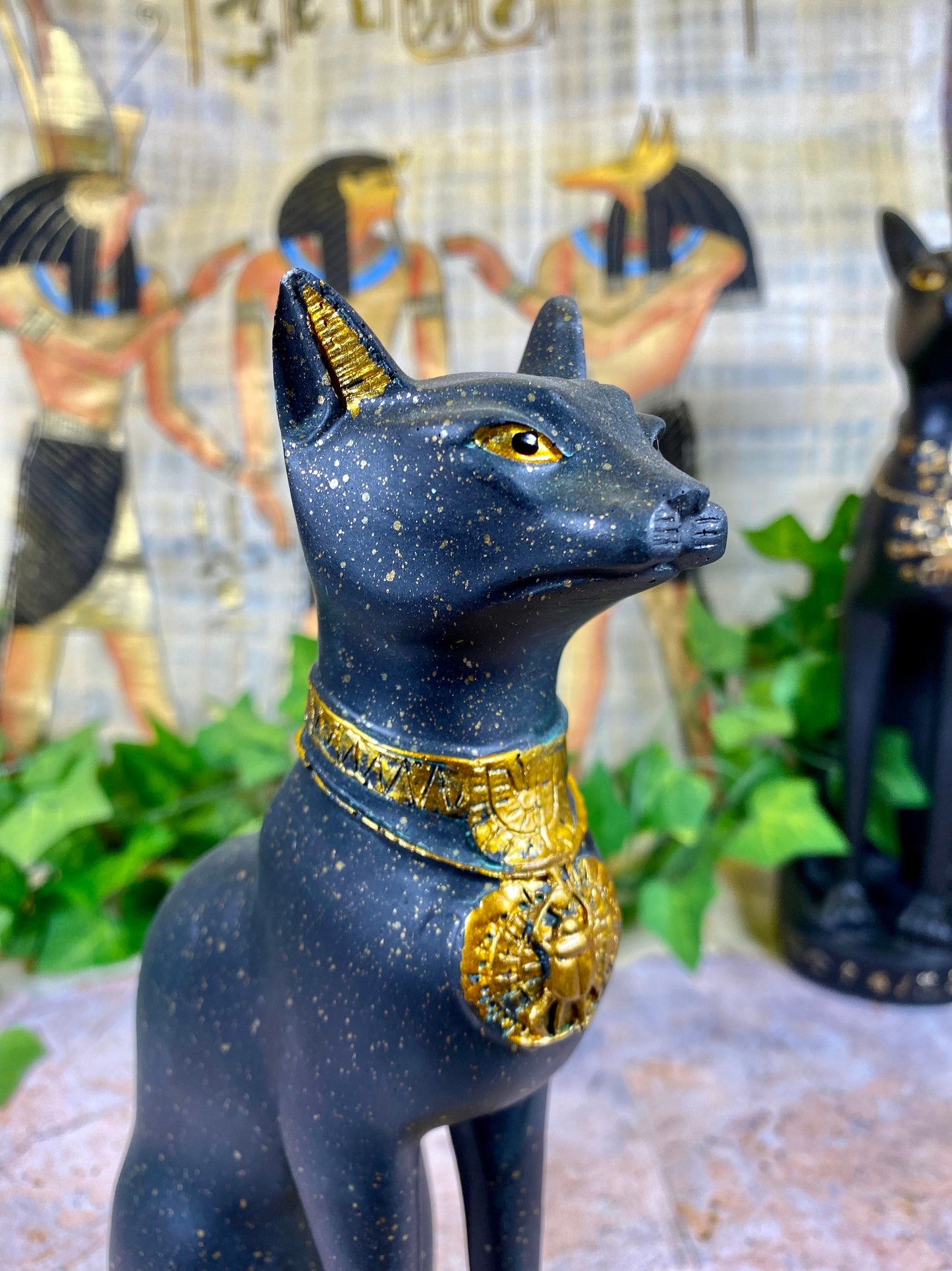 Königliche ägyptische Bastet-Katzenfigur, Harzstatue mit Hieroglyphen, altägyptische Göttin, schützendes Wohnornament, Bast-Dekor in Schwarzgold