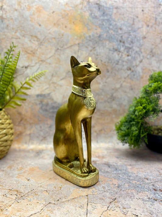 Elegante ägyptische Bastet-Katzenstatue, goldene Harzfigur, Bastgöttin des Schutzes, luxuriöses Dekor im alten Ägypten, symbolisches Wohnornament