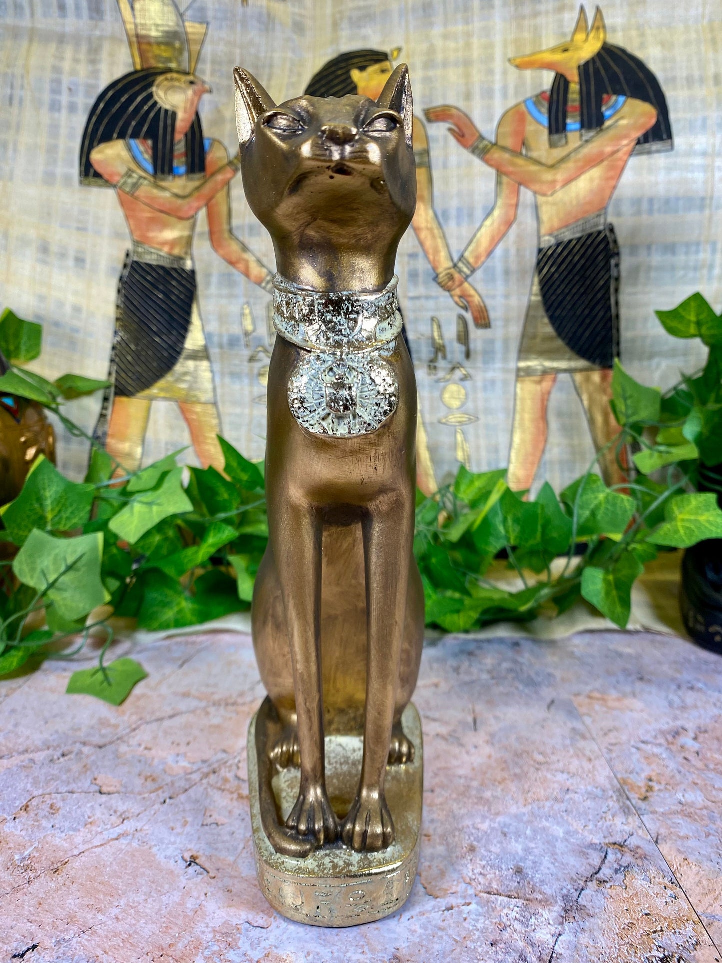 Elegante ägyptische Bastet-Katzenstatue, goldene Harzfigur, Bastgöttin des Schutzes, luxuriöses Dekor im alten Ägypten, symbolisches Wohnornament