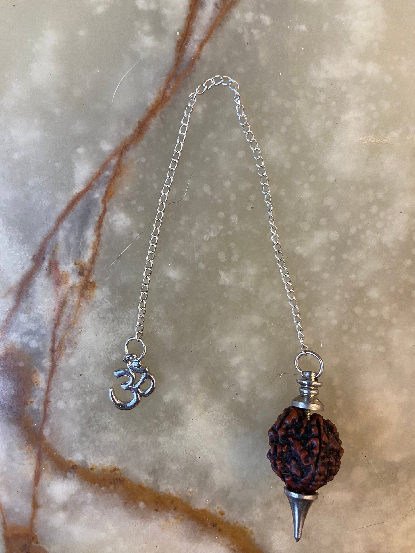 Pendule sacré Rudraksha avec breloque Om, outil de radiesthésie spirituelle, pendentif de divination pour la méditation et le yoga, guérison énergétique inspirée de l'hindouisme