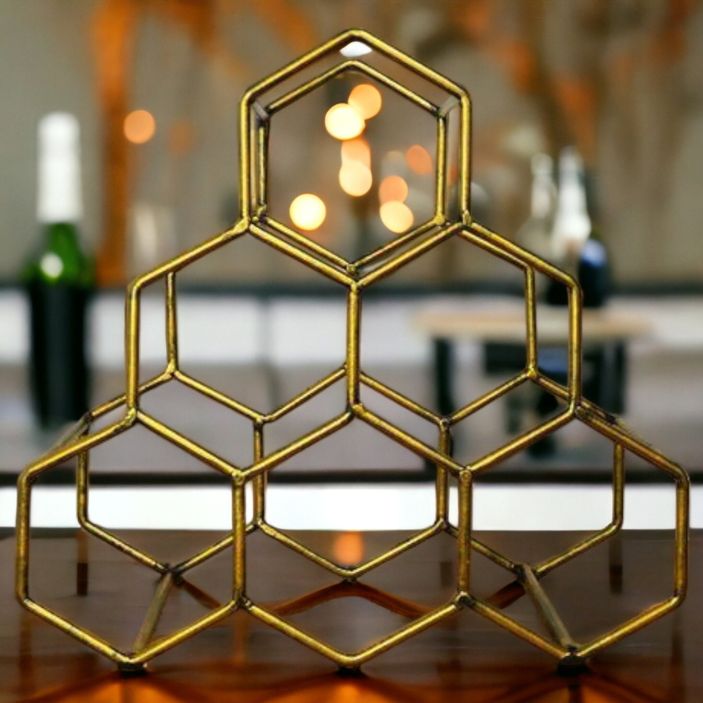 Casier à vin géométrique en nid d'abeille - Porte-bouteilles élégant - Présentoir à bouteilles hexagonal doré moderne - Rangement de bar chic - Organisateur de vin peu encombrant