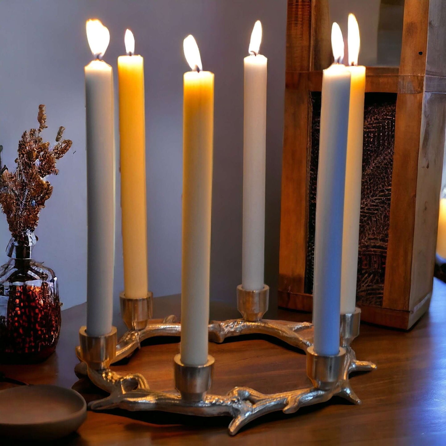 Bougeoir élégant en bois de cerf pour six bougies - Candélabre sculpté en métal argenté, décoration d'intérieur rustique mais moderne, parfait pour une salle à manger et une cheminée