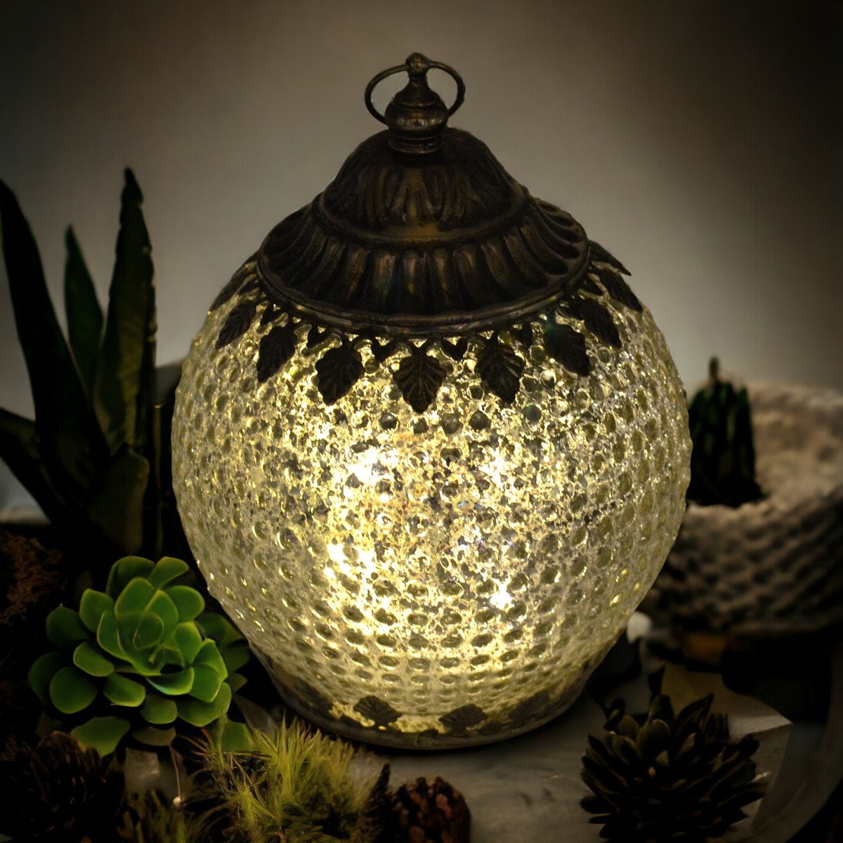 Lanterne en verre argentée enchantée avec LED - Élégance artisanale, lumière d'appoint scintillante