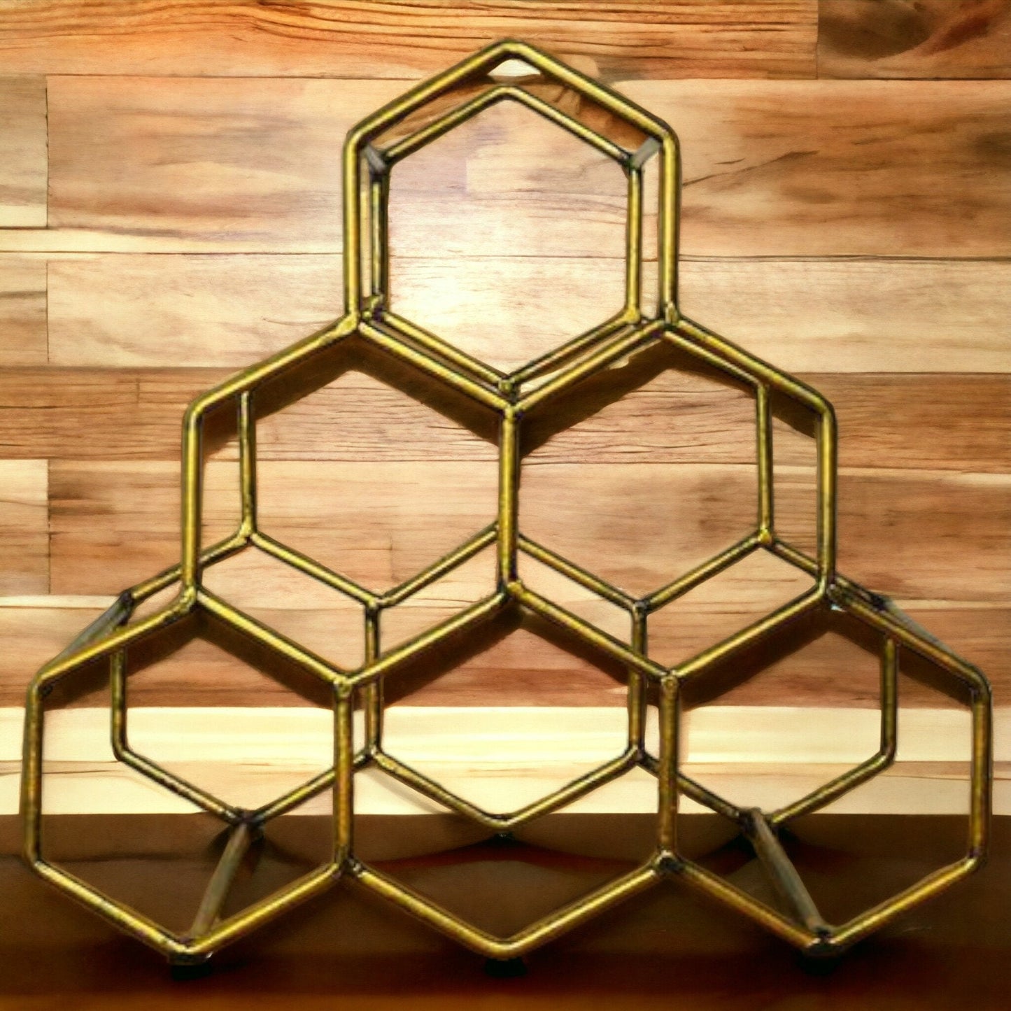 Casier à vin géométrique en nid d'abeille - Porte-bouteilles élégant - Présentoir à bouteilles hexagonal doré moderne - Rangement de bar chic - Organisateur de vin peu encombrant